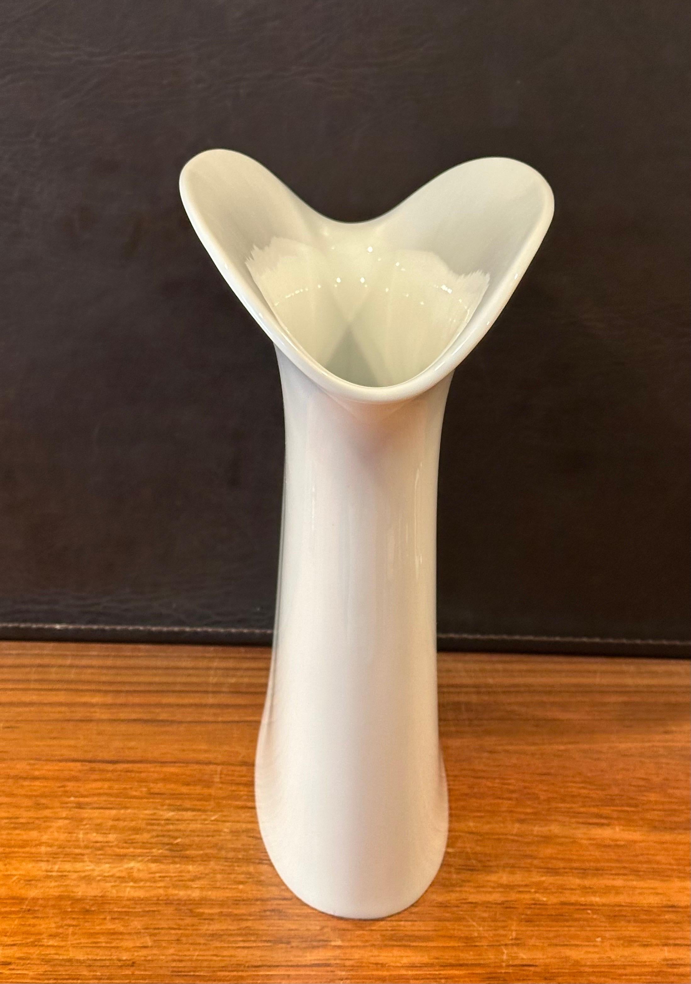 Große kannelierte weiße Porzellanvase der Moderne von Hutschenreuther im Angebot 3
