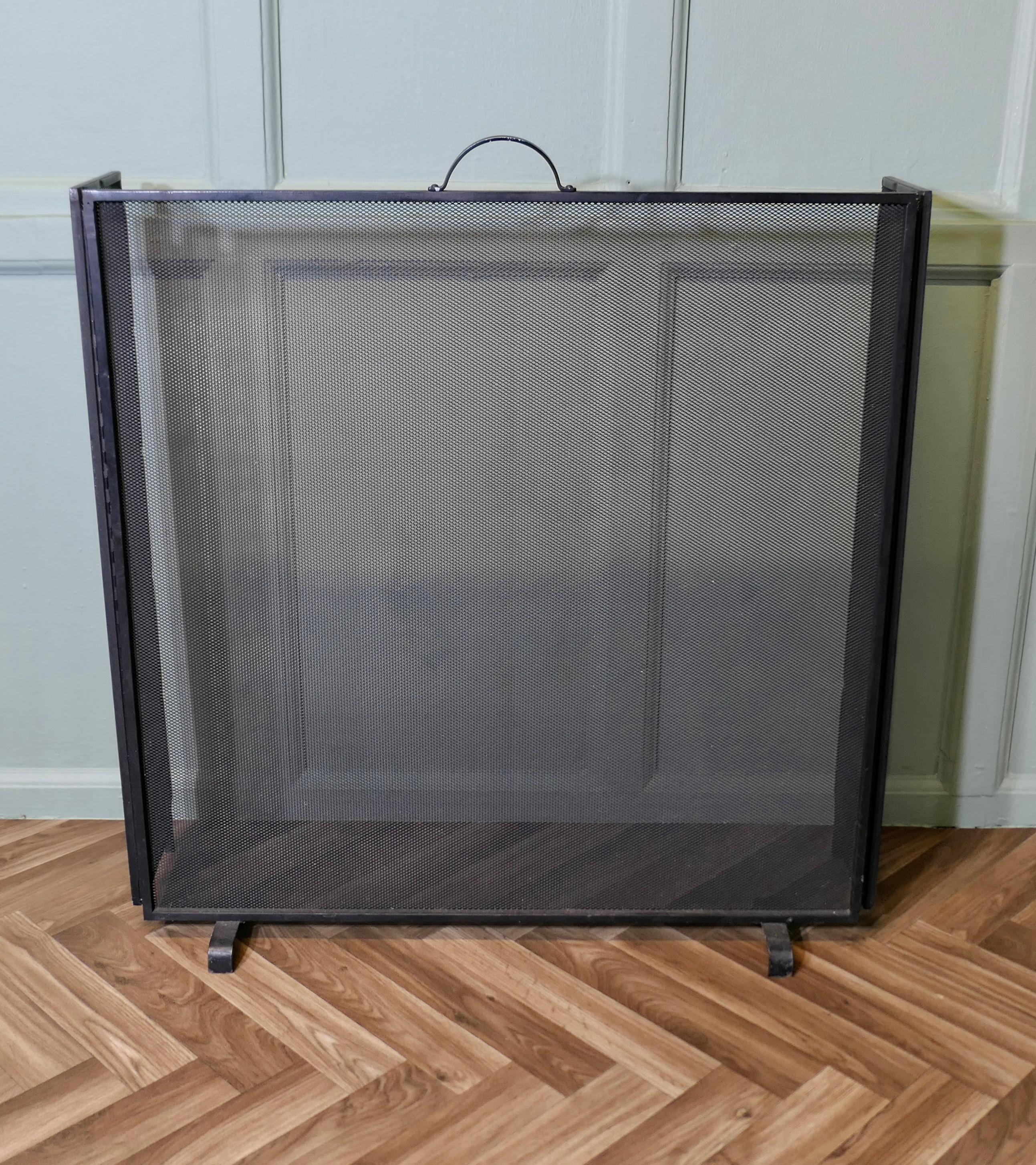 Grand pare-feu pliant en maille de fer noir pour cheminée à galandage

Il s'agit d'un très grand pare-feu, qui conviendrait à une cheminée traditionnelle de type Inglenook ou à un autre grand feu. 
La protection est dotée d'un remplissage en maille