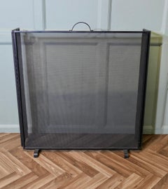 Großer klappbarer Kaminschutz aus schwarzem Eisengeflecht für Inglenook-Kamin