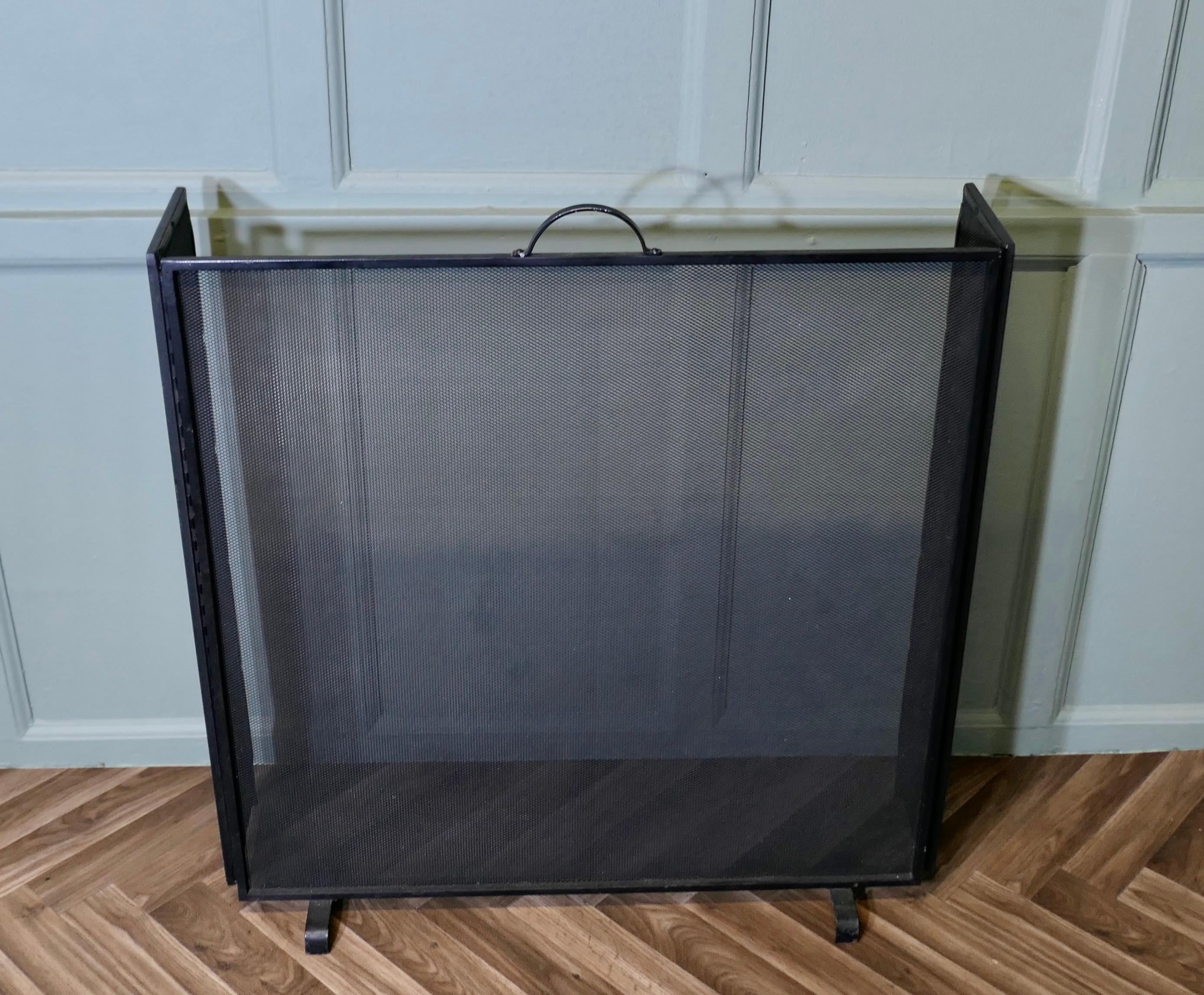 Mid-Century Modern Grand pare-feu pliant en maille de fer noir pour cheminée à galandage en vente