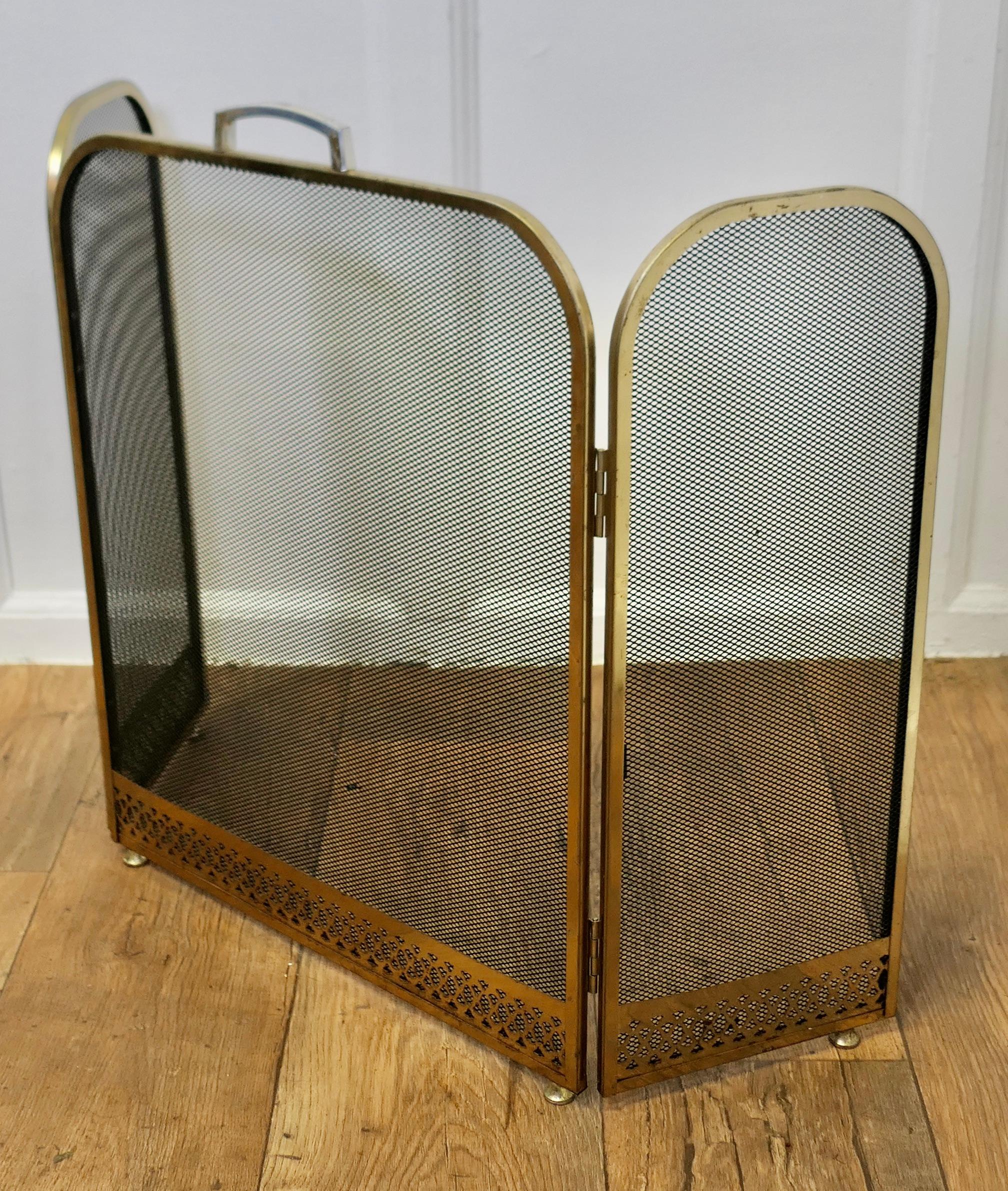 Large Folding Brass Fire Guard     In Good Condition For Sale In Chillerton, Isle of Wight