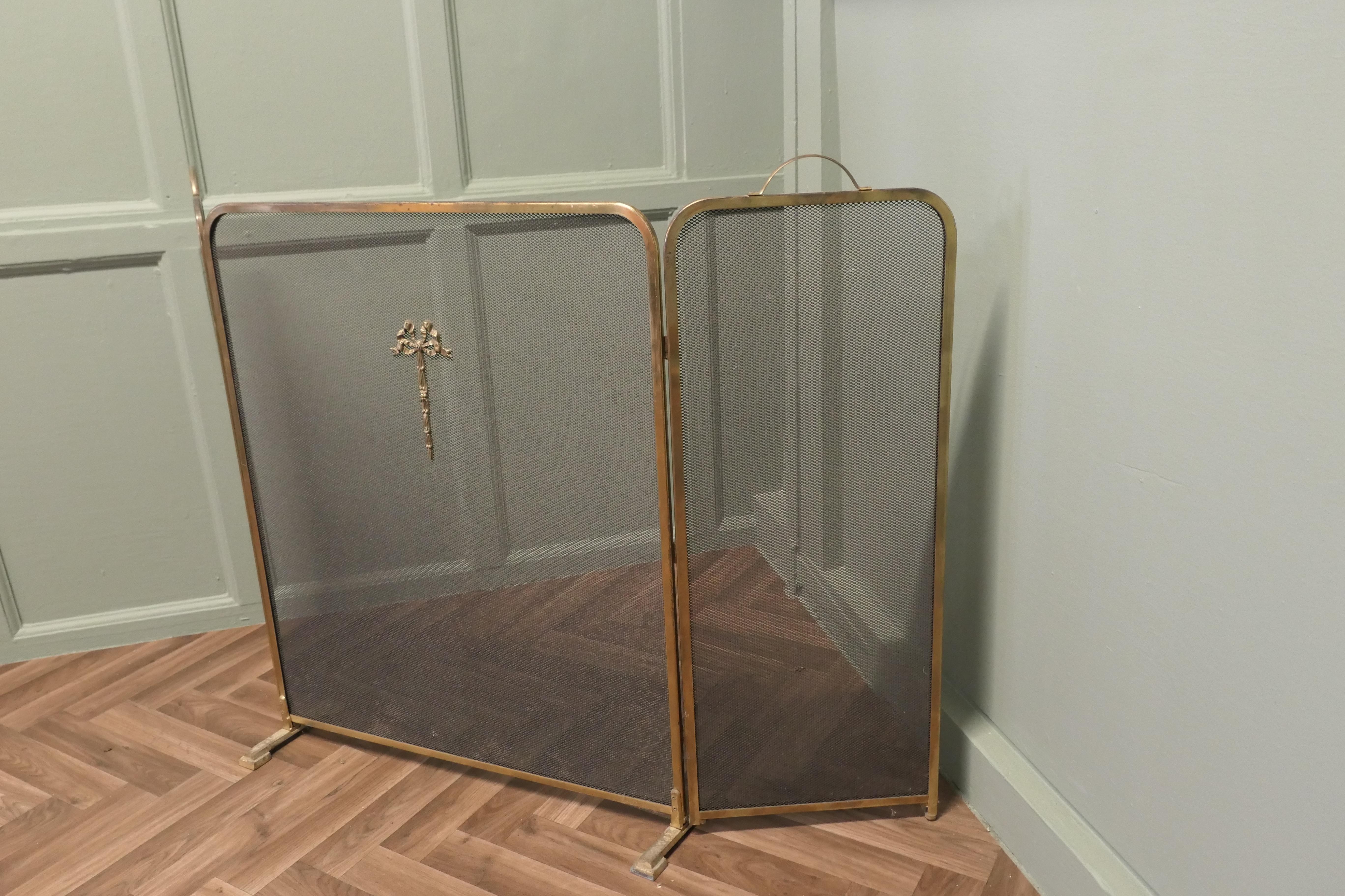 Art Déco Parafuoco a rete d'ottone Foldes di grandi dimensioni per caminetti Inglenook in vendita
