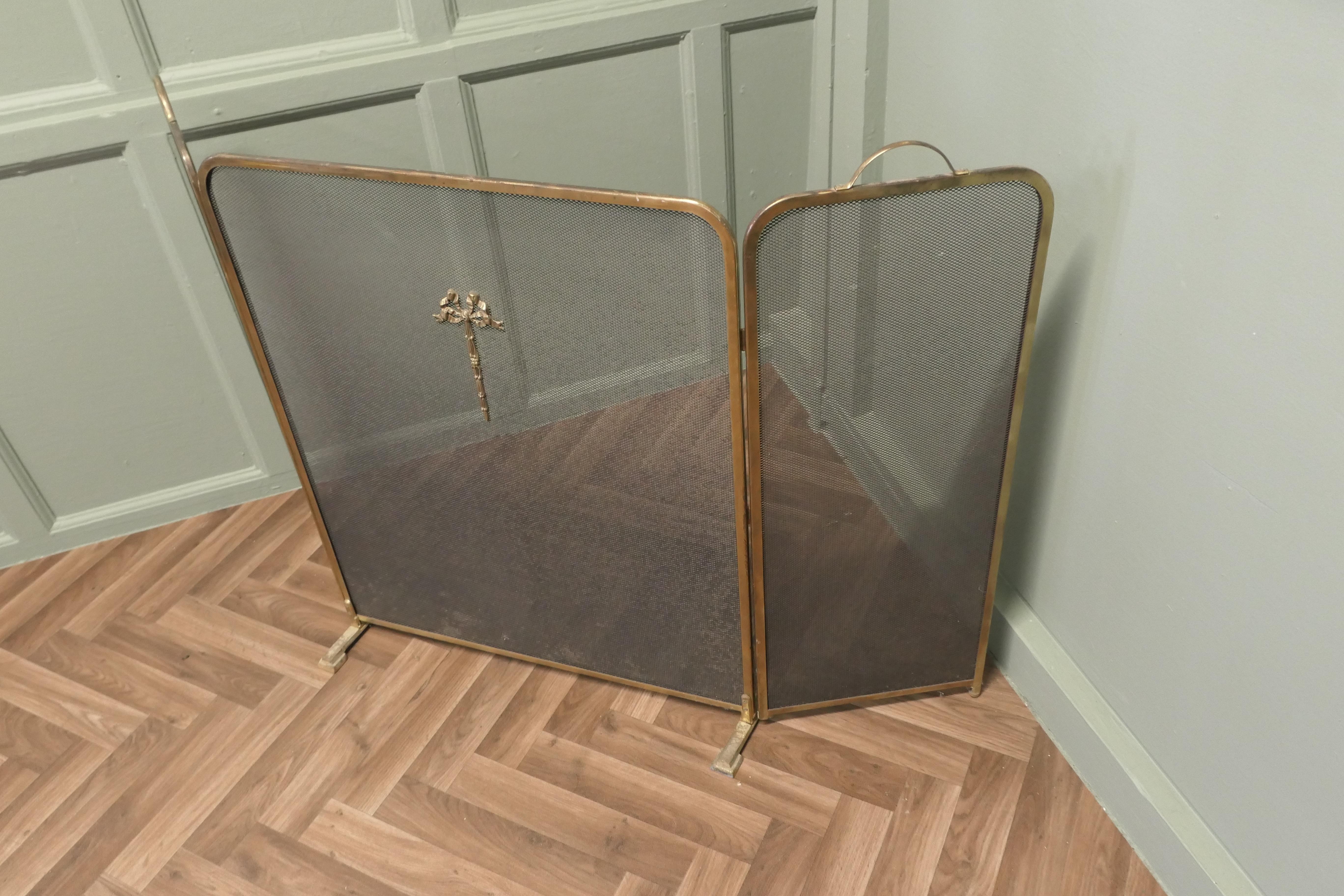 Parafuoco a rete d'ottone Foldes di grandi dimensioni per caminetti Inglenook In condizioni buone in vendita a Godshill, Isle of Wight
