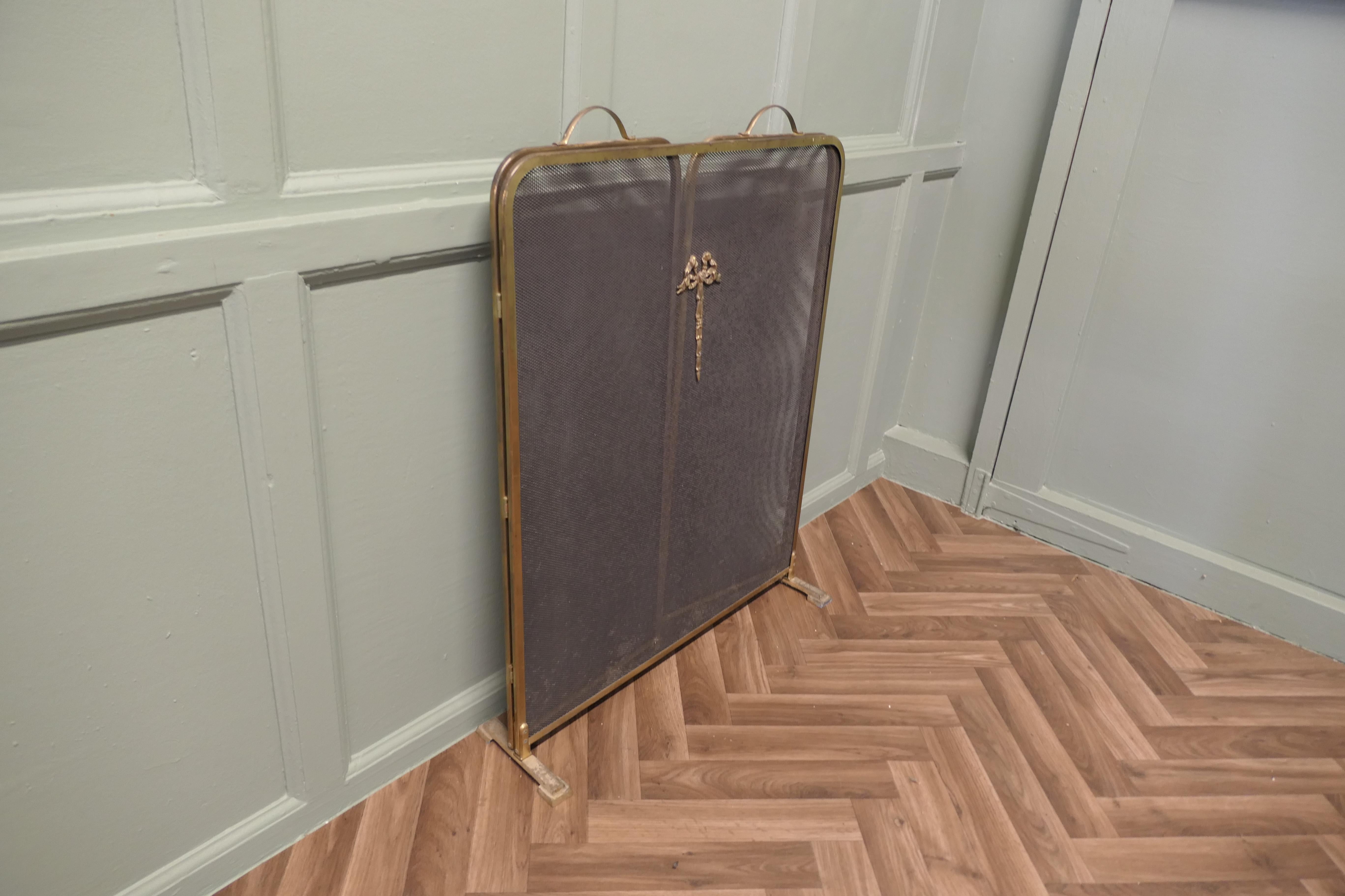 Parafuoco a rete d'ottone Foldes di grandi dimensioni per caminetti Inglenook in vendita 3