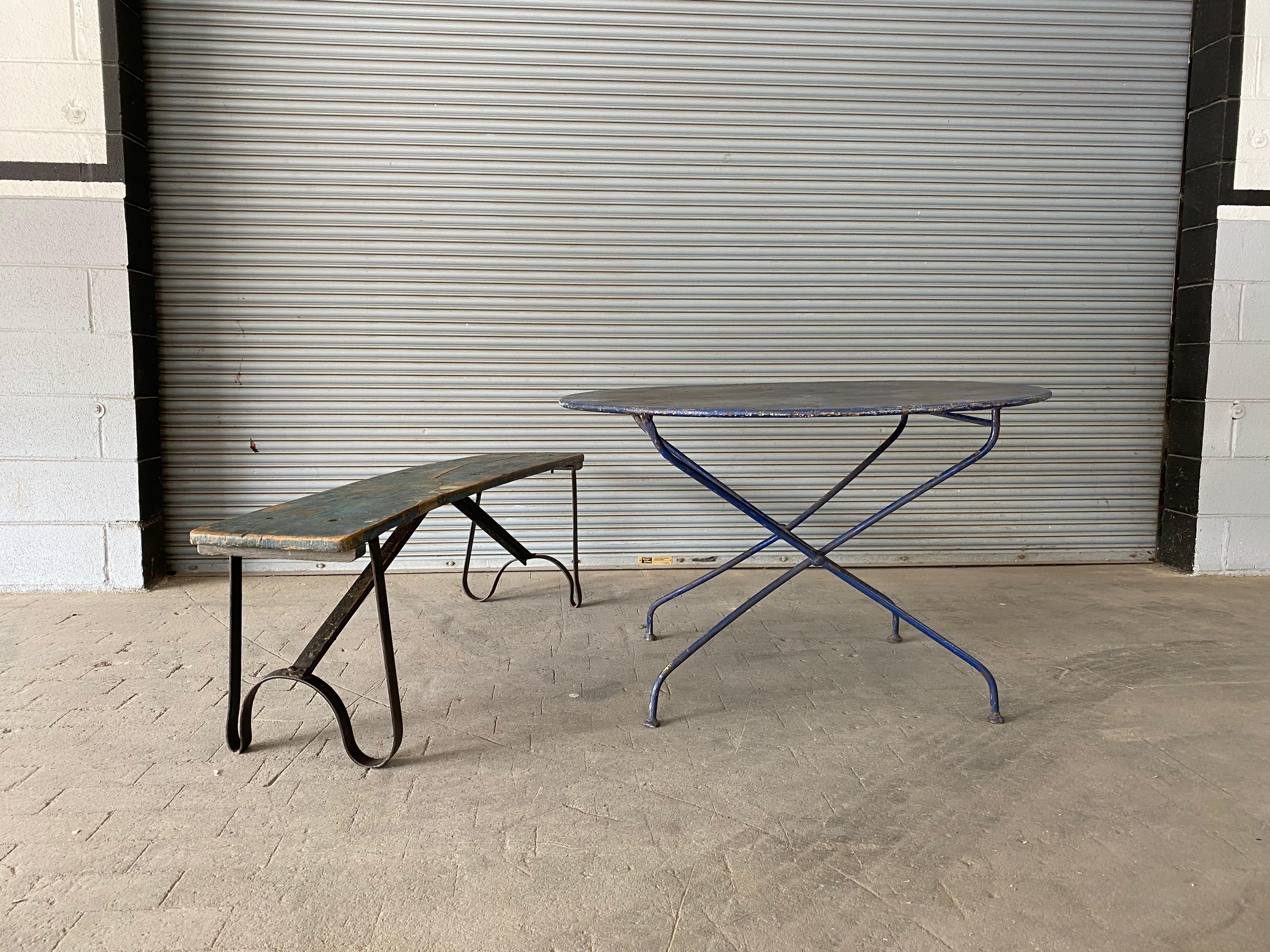 This French iron garden table from the early 20th century is a beautiful addition to any outdoor space. It features a folding mechanism that makes it easy to store when not in use, making it perfect for small patios or terrace areas. The table has a