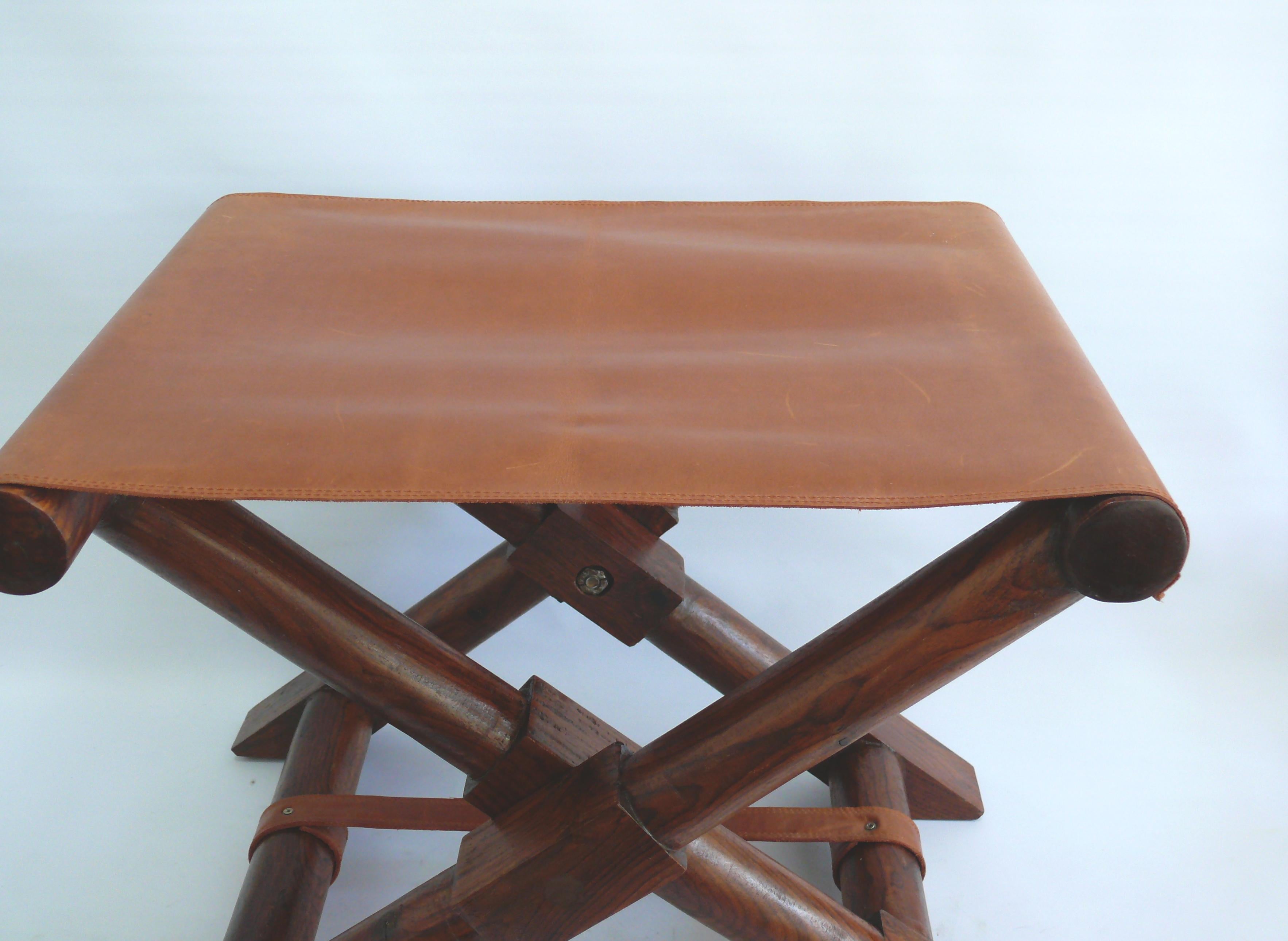 Sièges rares : Grand tabouret pliant en palissandre massif avec une assise en cuir de 2 mm d'épaisseur. Ce type de tabouret est utilisé depuis très longtemps, y compris dans la Rome antique. En raison de sa construction (cordon inférieur) et du bois