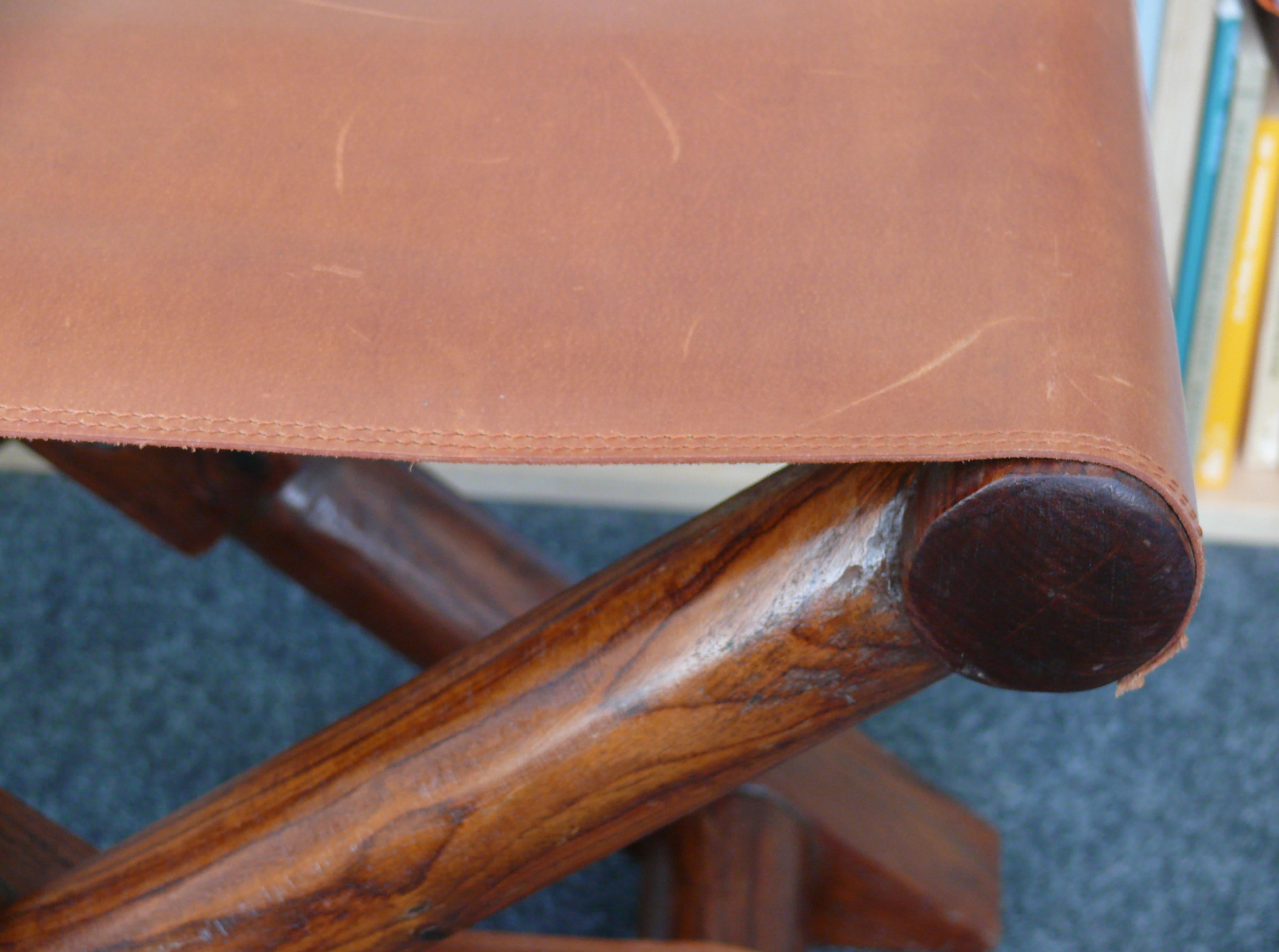 Inconnu Grand tabouret pliant vintage en bois de rose et cuir en vente