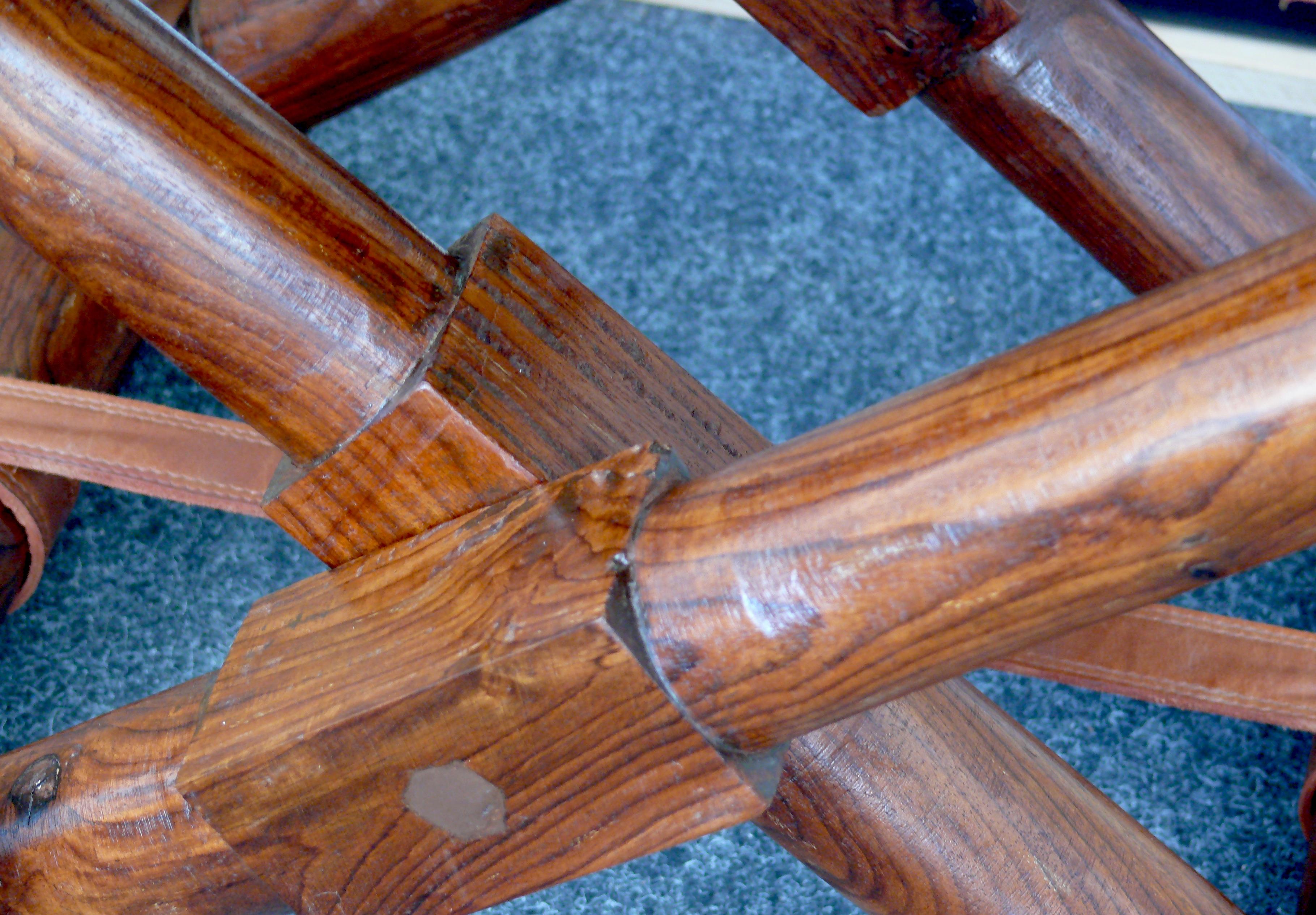 Grand tabouret pliant vintage en bois de rose et cuir Bon état - En vente à Schwerin, MV