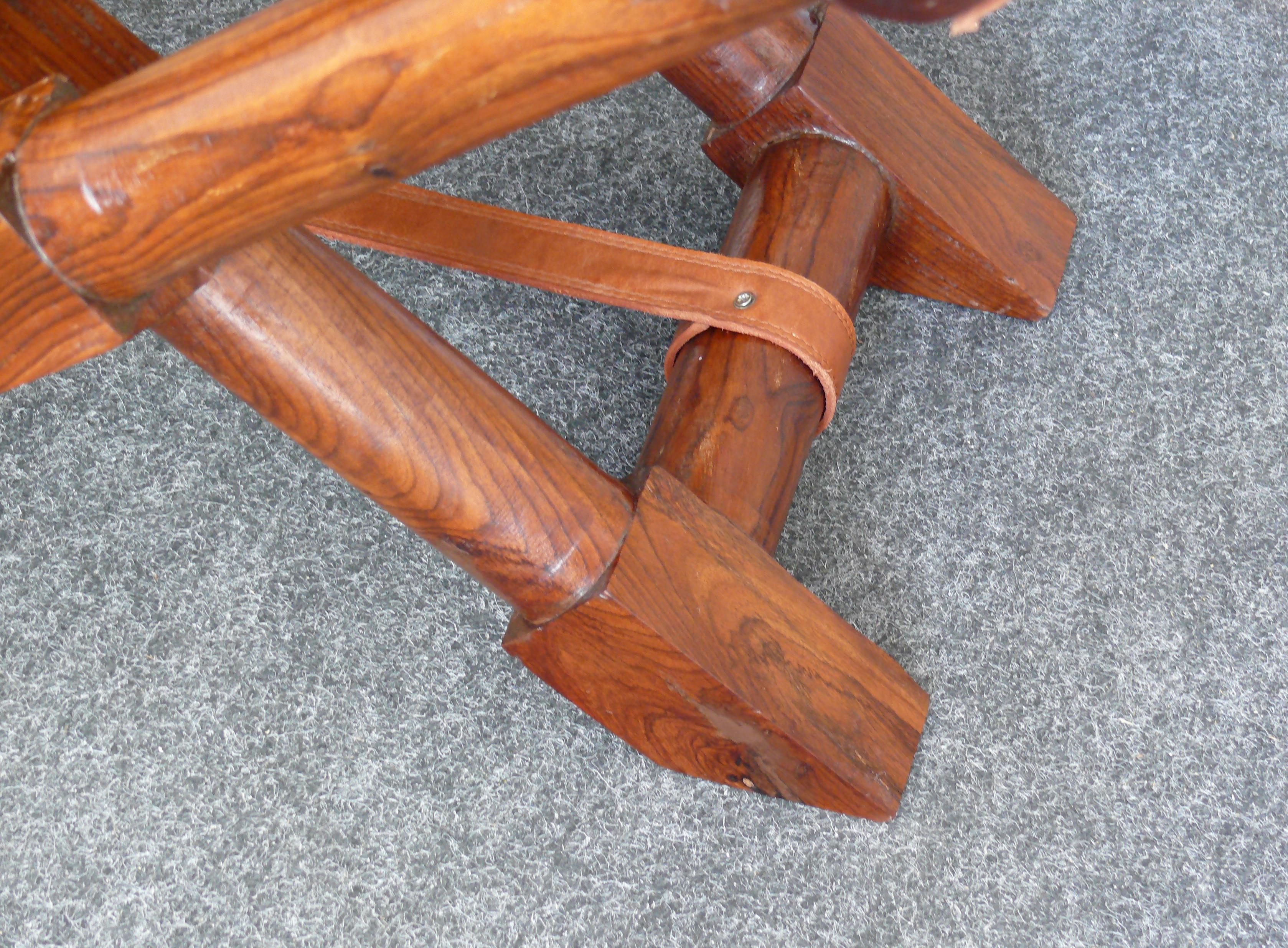 20ième siècle Grand tabouret pliant vintage en bois de rose et cuir en vente