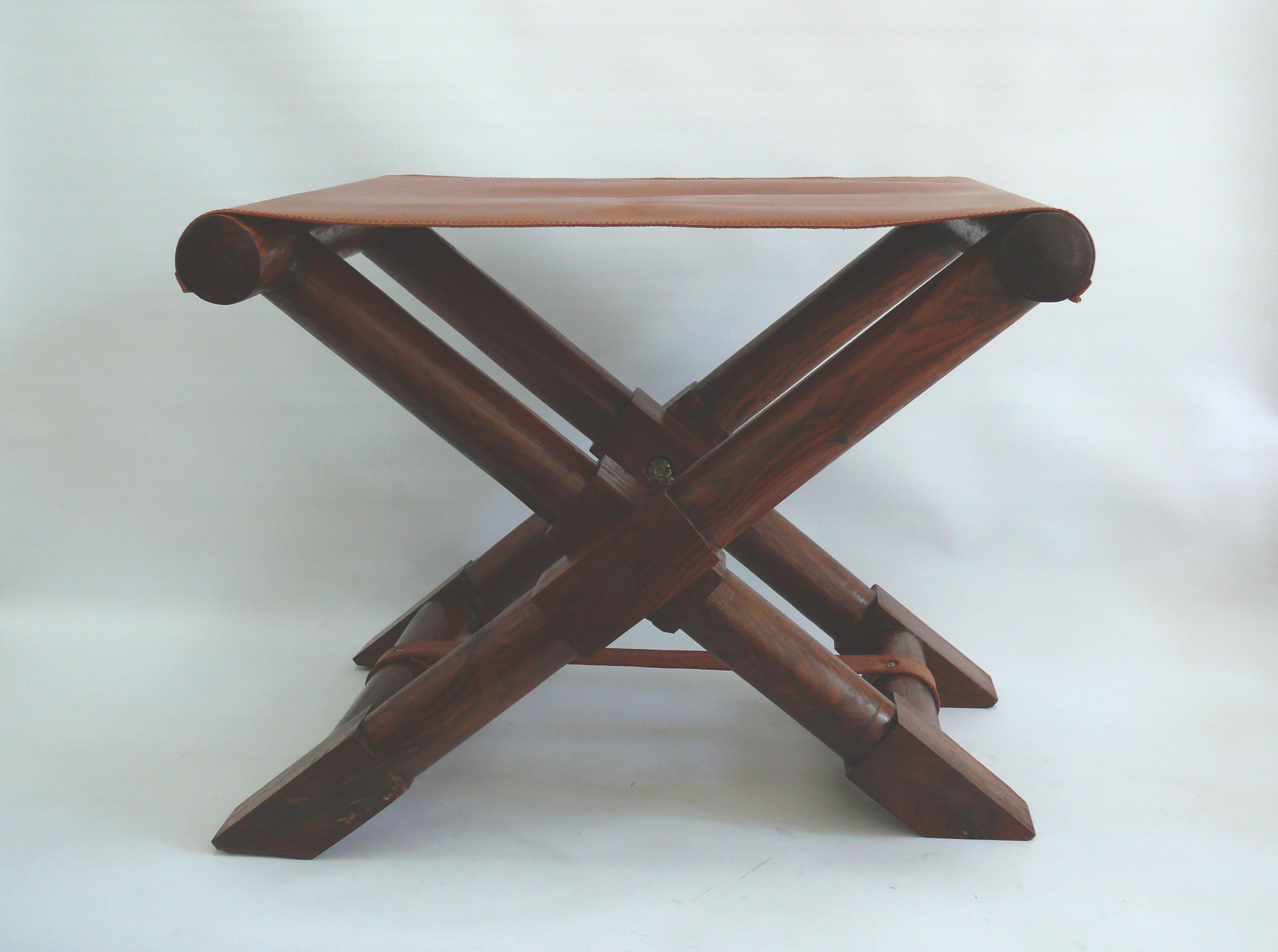 Grand tabouret pliant vintage en bois de rose et cuir en vente 1