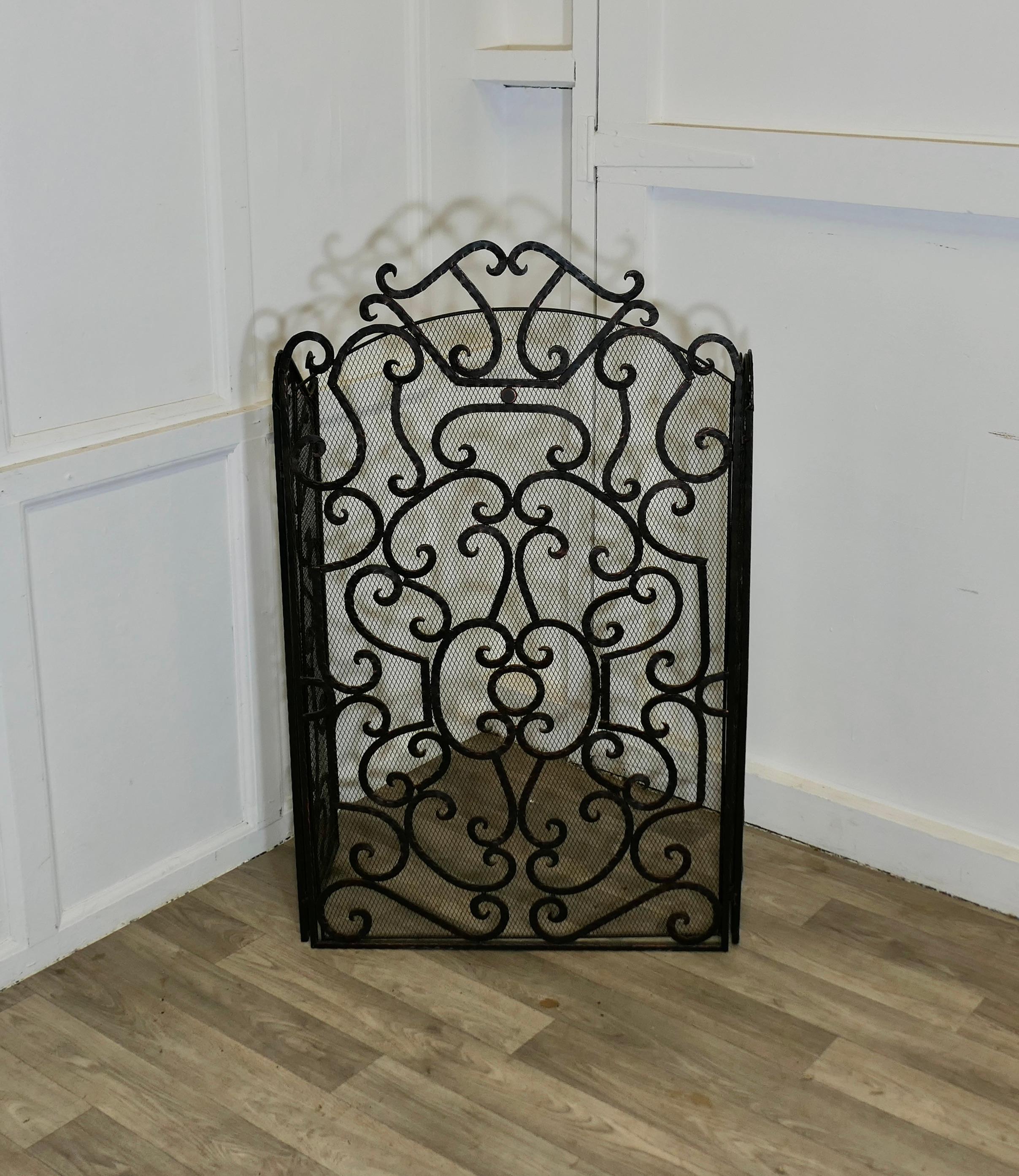 Large Folding Wrought Iron Fire Guard for Inglenook Fireplace In Good Condition For Sale In Godshill, Isle of Wight
