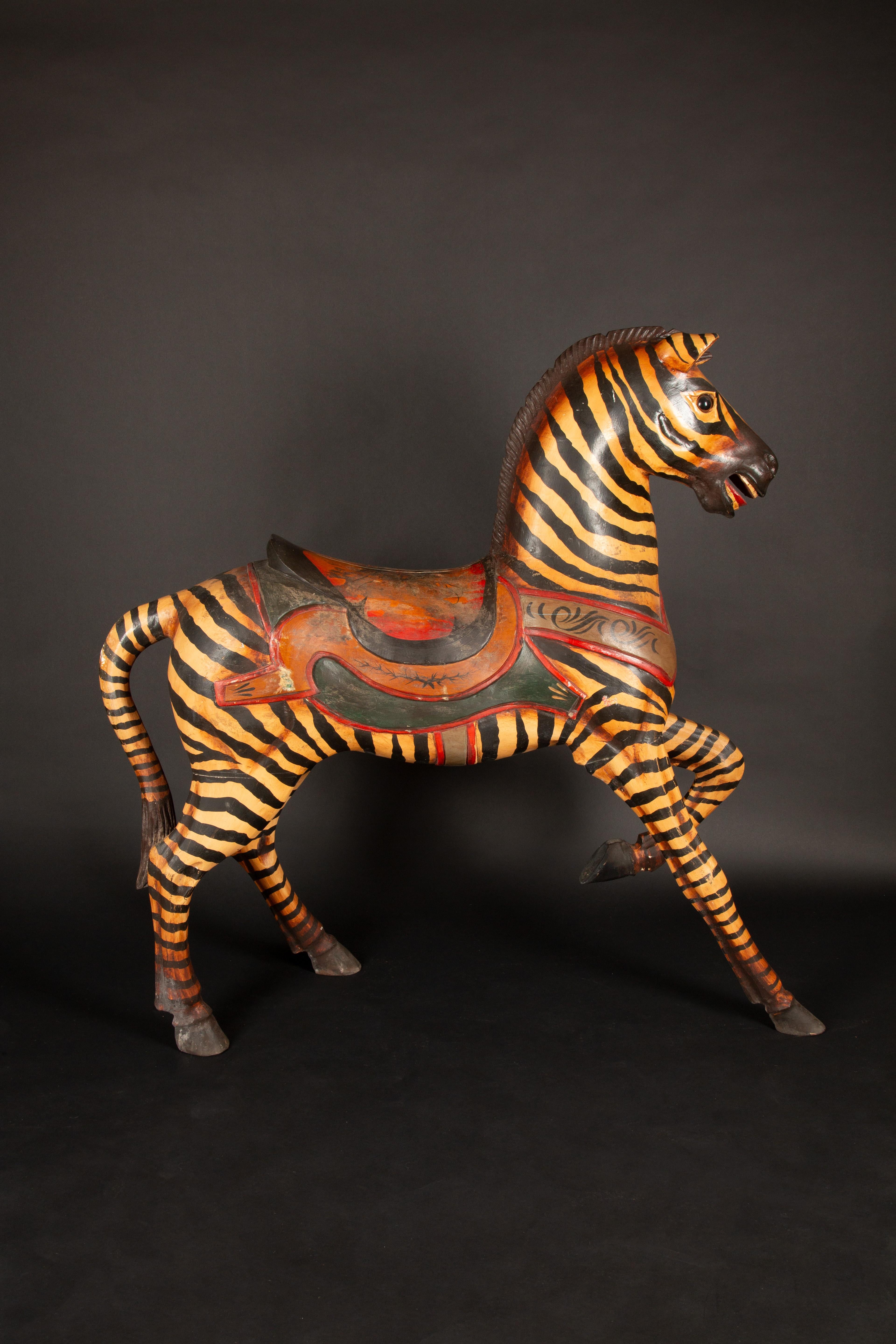 Esta excepcional cebra grande de carrusel de arte popular desprende un encanto nostálgico, mostrando una artesanía magistral. Talladas a mano en madera, sus detalladas rayas están meticulosamente pintadas en vivos tonos negros y dorados, capturando