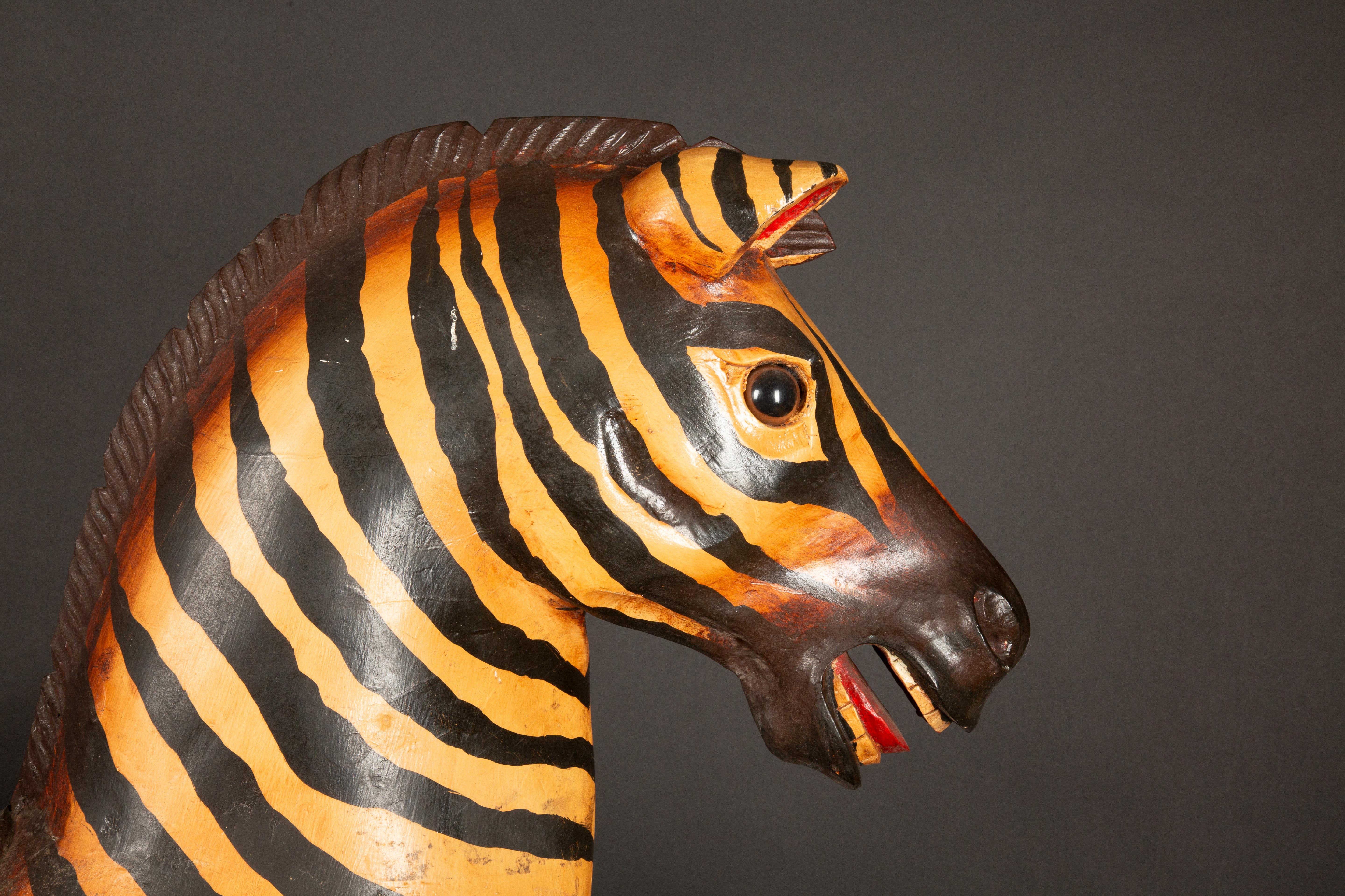 Gran Carrusel de Madera Tallada y Pintada de Arte Popular Cebra Estadounidense en venta