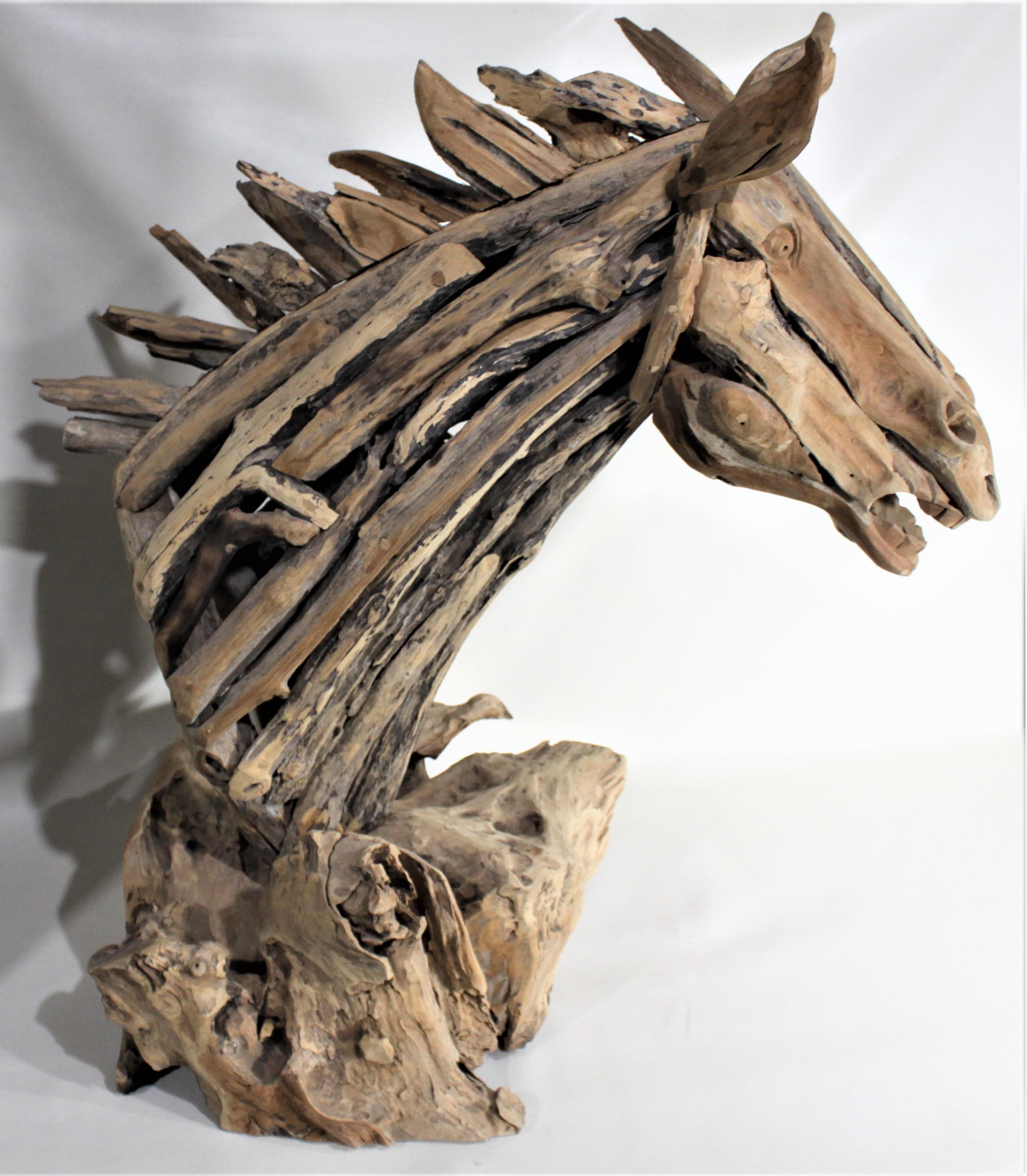 Cette grande et importante sculpture d'une tête de cheval n'est pas signée, mais on pense qu'elle a été réalisée au Canada vers 1980. La sculpture est entièrement constituée de morceaux de bois flotté qui ont été coupés, façonnés et ajustés pour