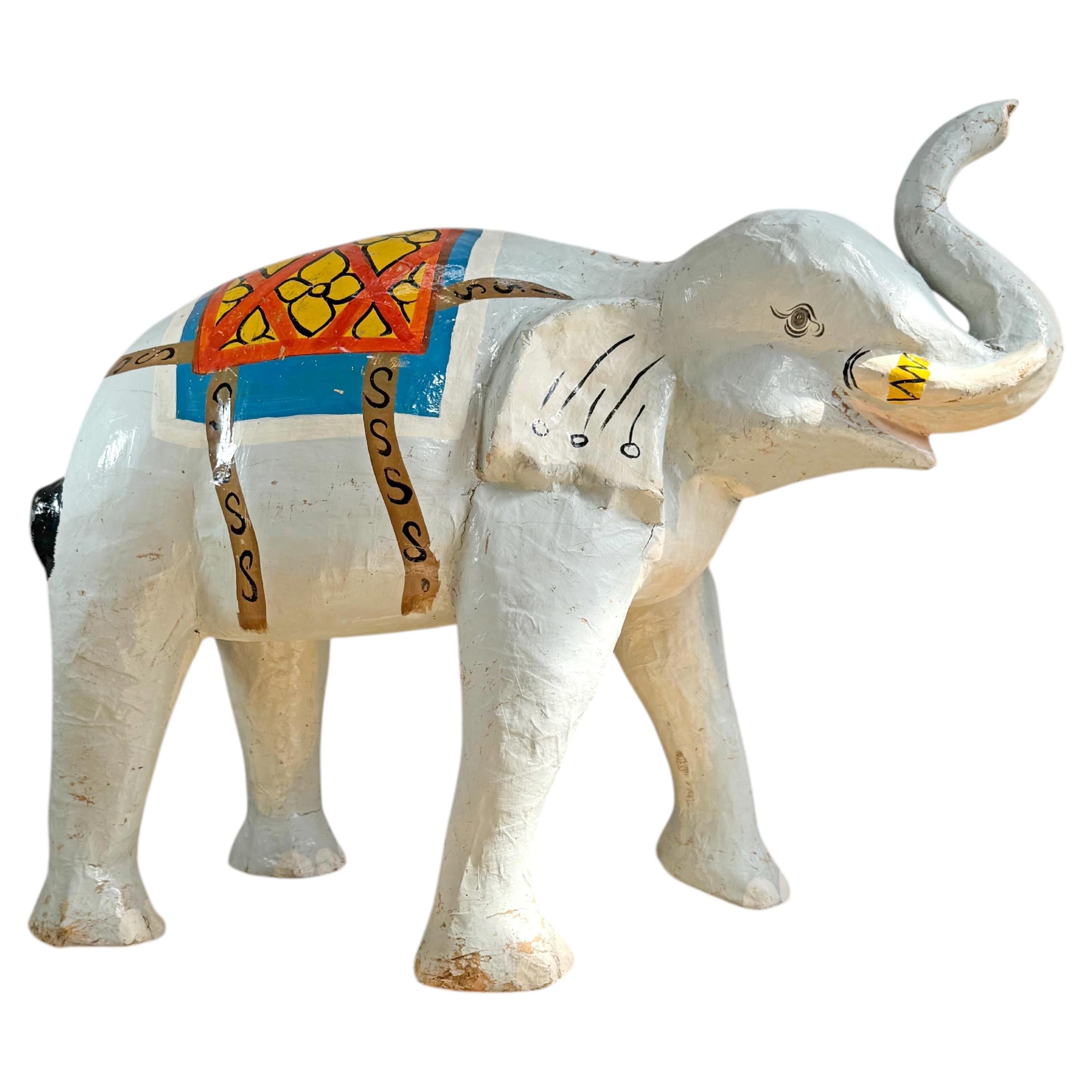Elefante di cartapesta di arte popolare di grandi dimensioni in vendita
