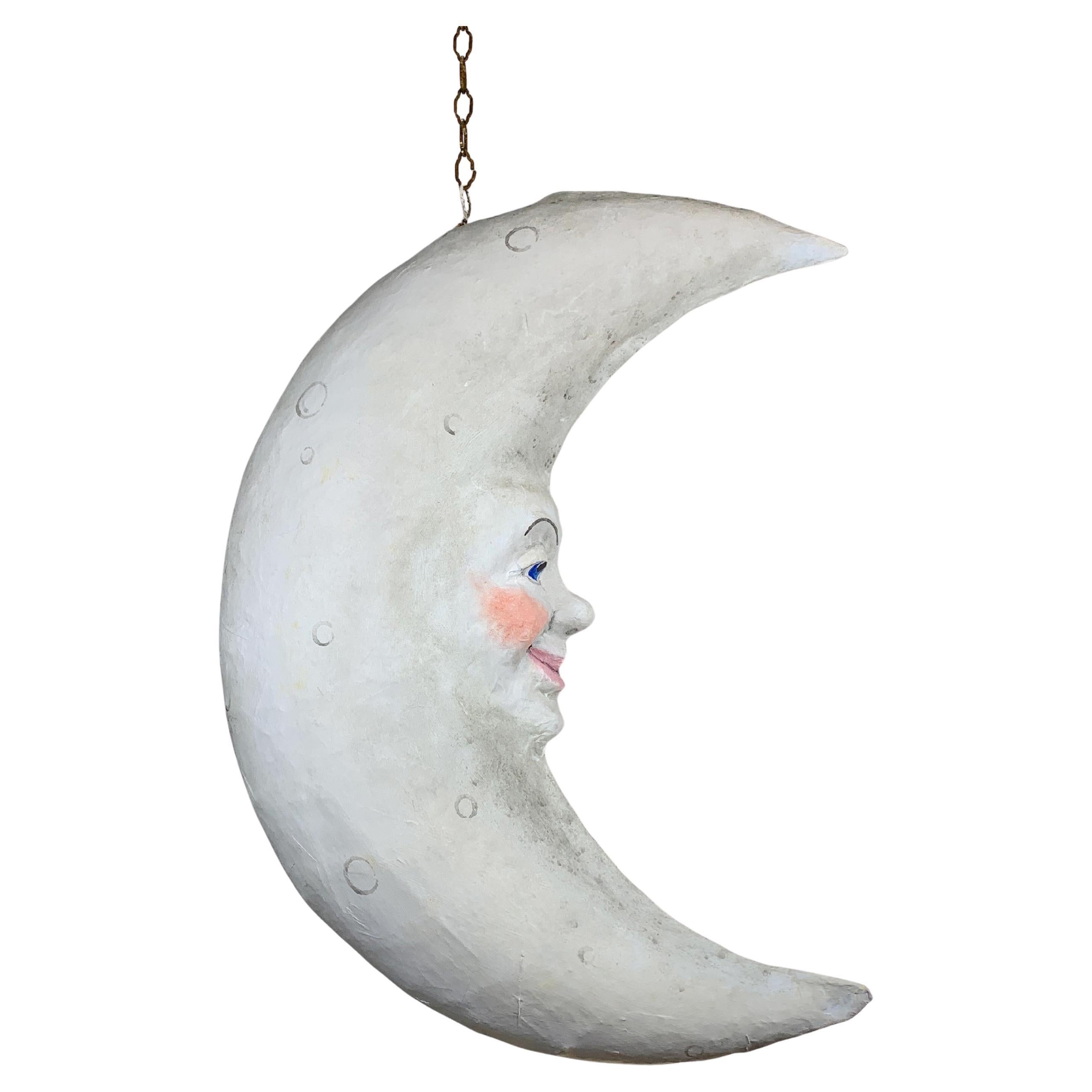 Grande lune en papier mâché d'art populaire avec visage