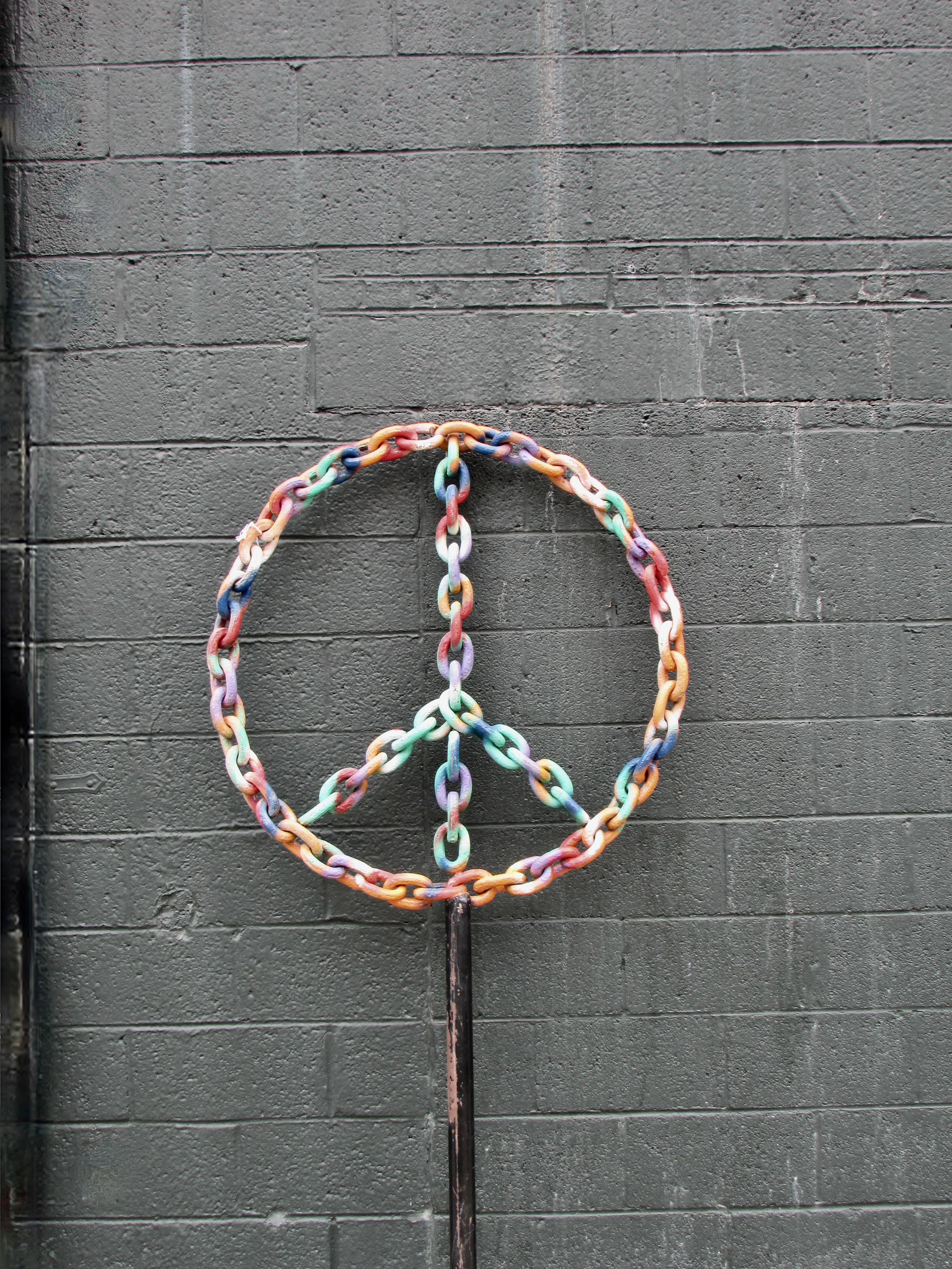 Große Folk Art Welded Chain Peace Sign Garten Skulptur (Böhmisch) im Angebot