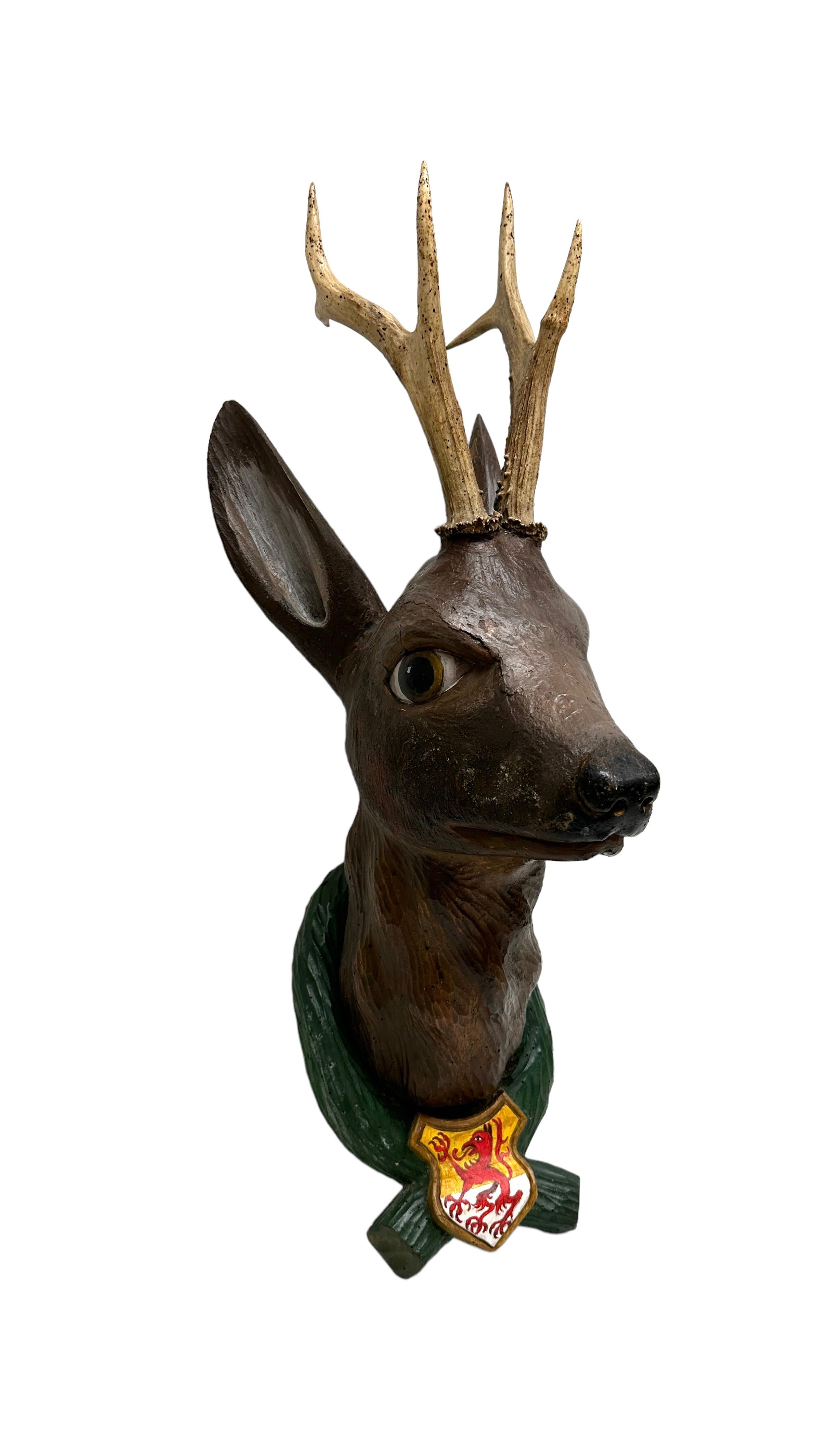 Forêt-Noire Grande tête de cerf sculptée en bois d'art populaire avec de vrais bois, Autriche 19ème siècle en vente