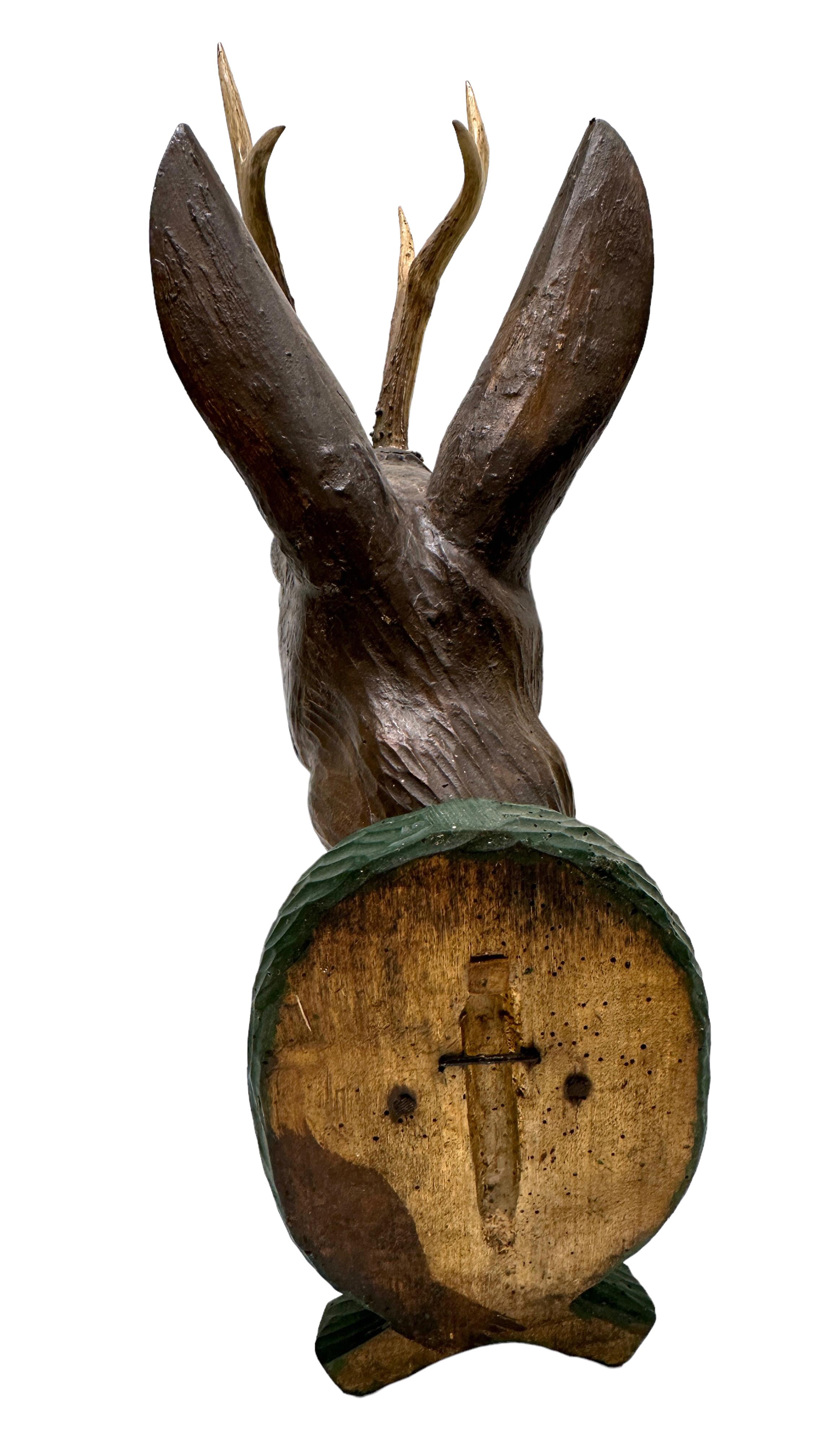 Autrichien Grande tête de cerf sculptée en bois d'art populaire avec de vrais bois, Autriche 19ème siècle en vente