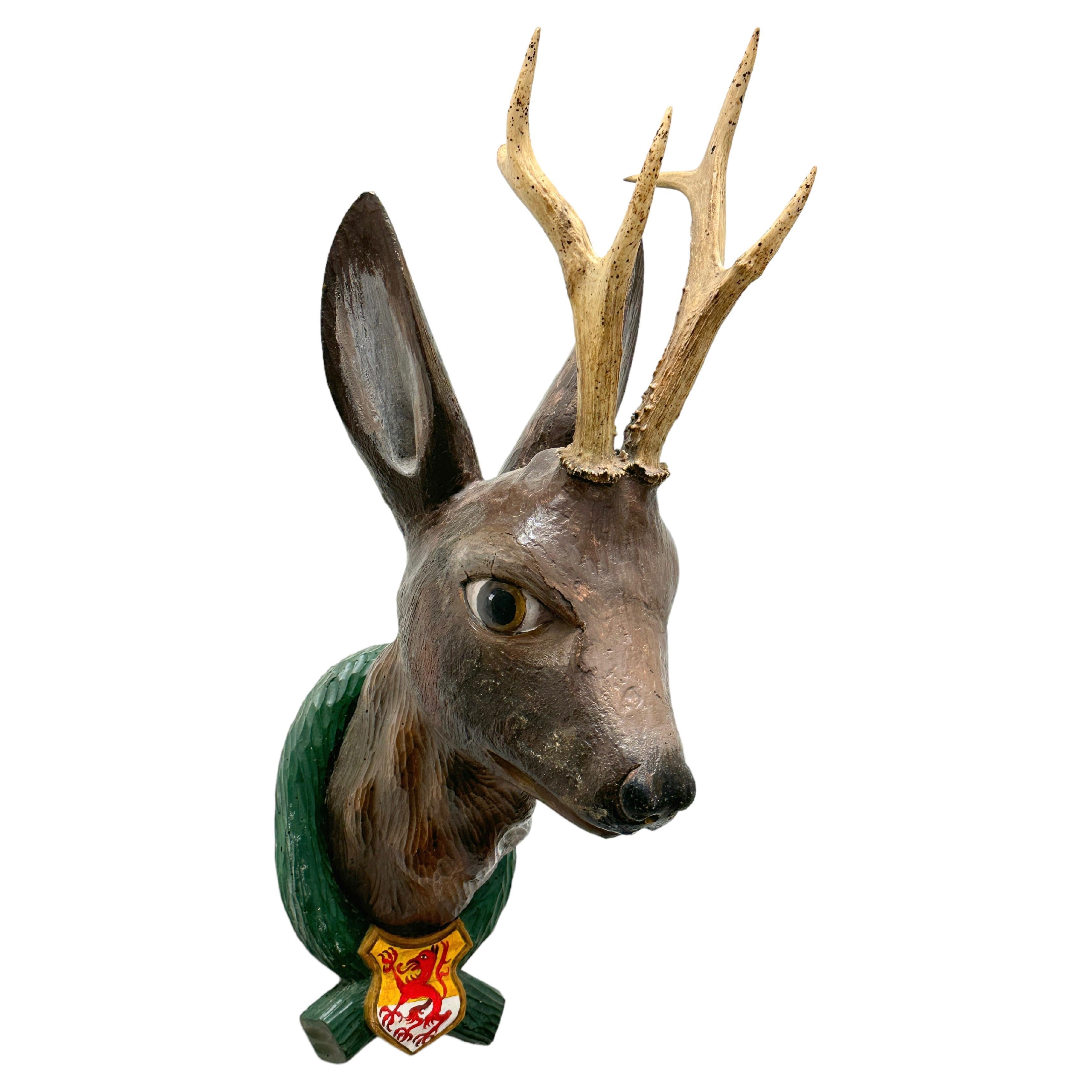 Grande tête de cerf sculptée en bois d'art populaire avec de vrais bois, Autriche 19ème siècle en vente