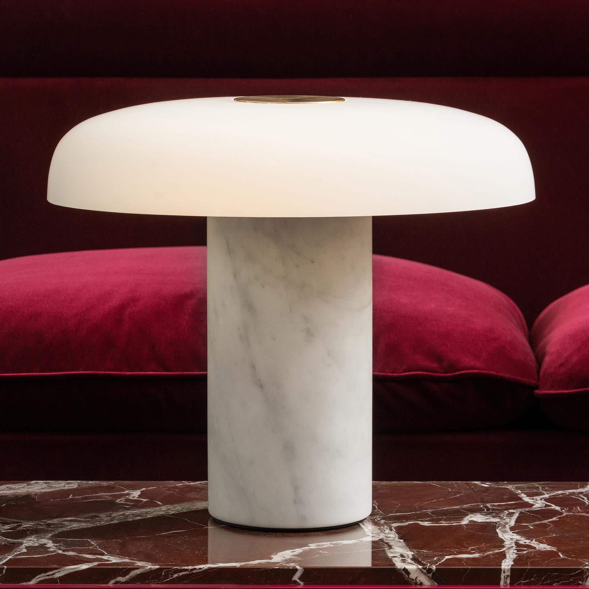 Große Fontana Arte 'Tropico' Tischleuchte aus weißem Marmor und Glas von Studio Buratti (Italienisch) im Angebot