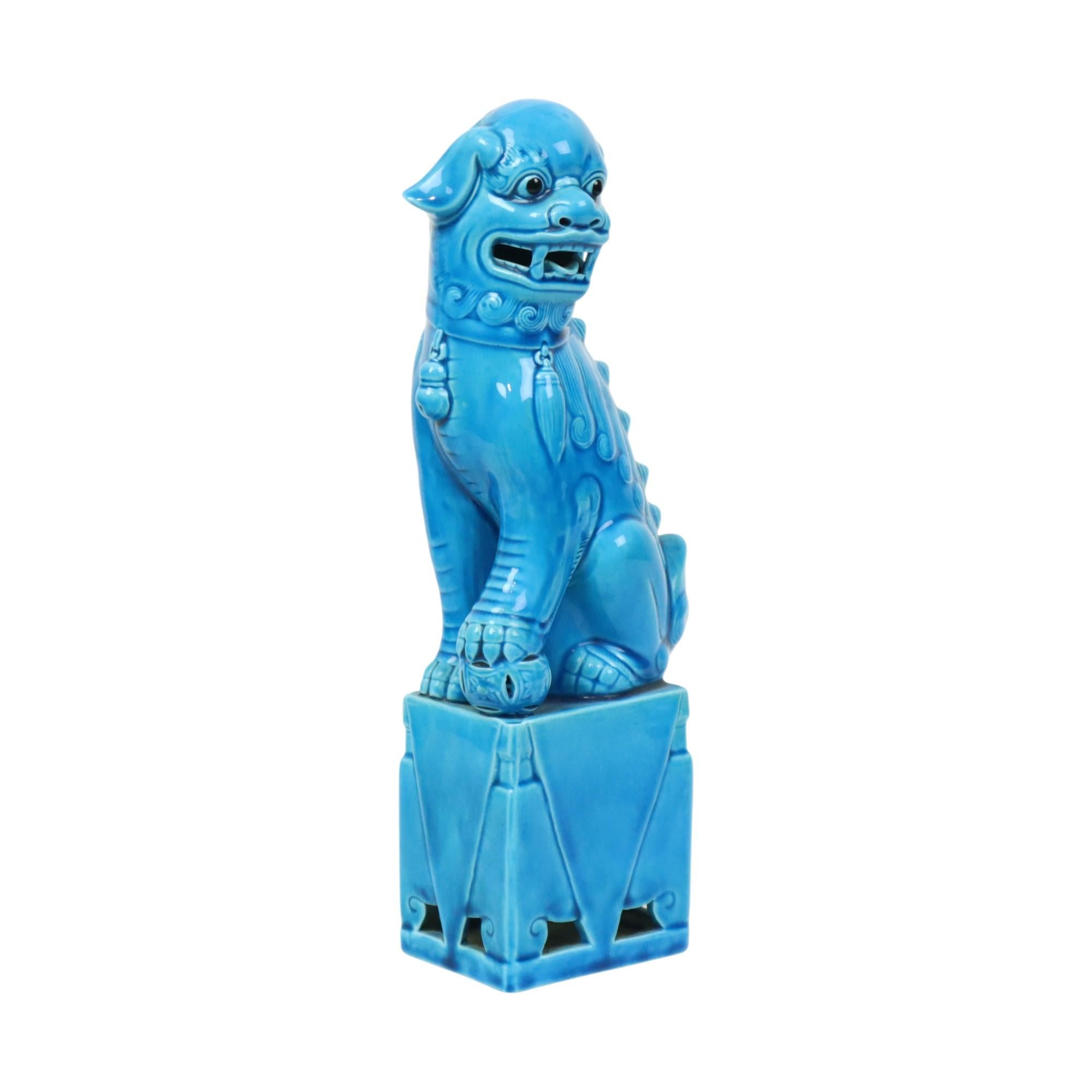 Bellissimo e grandissimo foo dog, meglio conosciuto come leone del tempio o cane guardiano, statua vintage in ceramica smaltata blu turchese, Cina, numerata 210 sul fondo, circa metà del XX secolo.

I cani Foo sono statue di leoni cinesi che fungono
