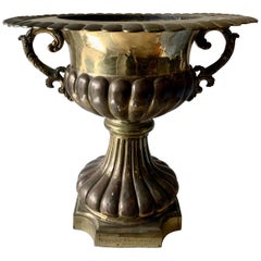 Grande urne à pied en laiton et métal avec poignées