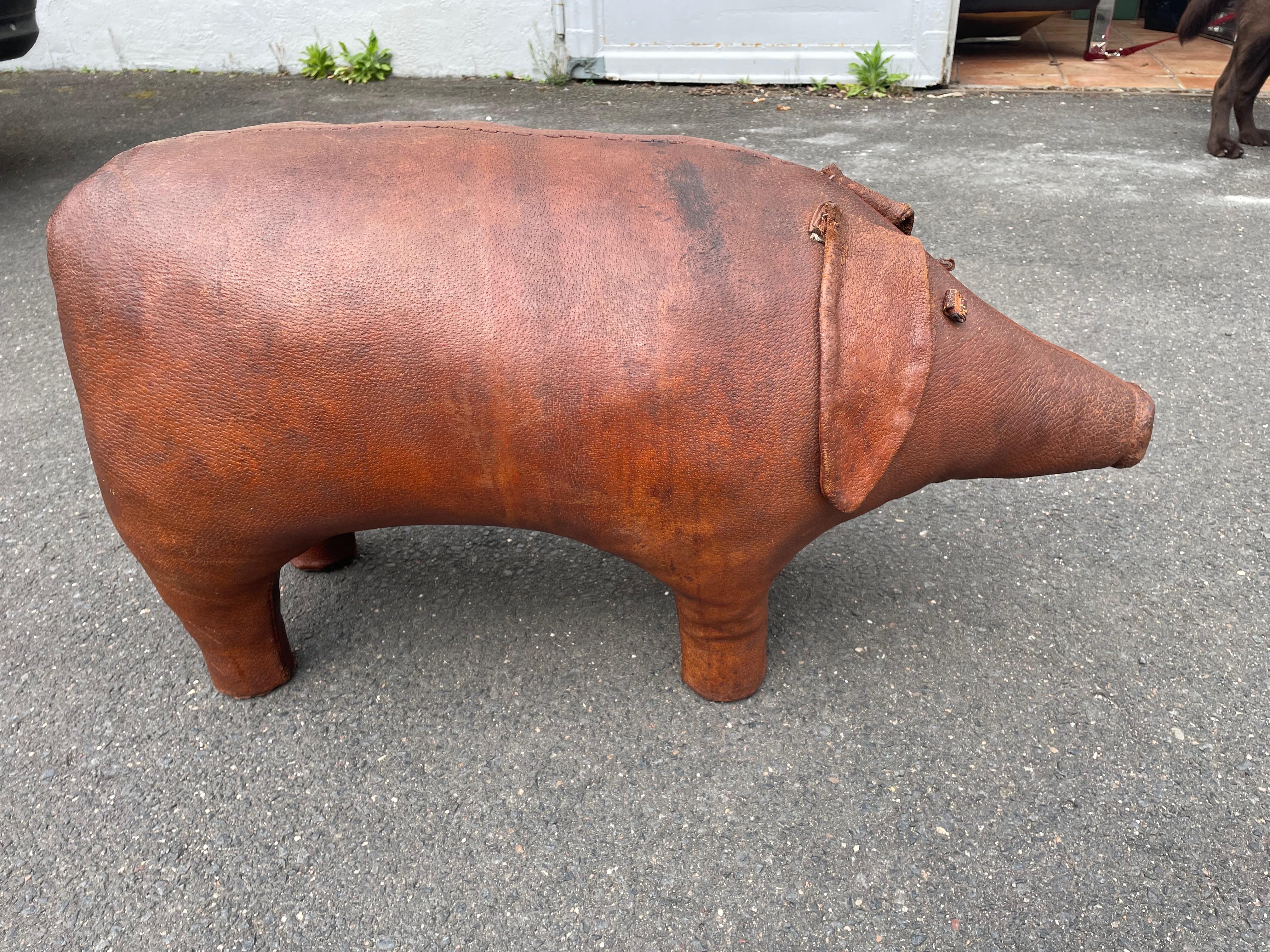 Grand pouf PIG par Dimitri Omersa., années 1960. Abercrombie & Fitch.
Le cochon a été l'un des premiers modèles d'Omersa 
Le grand cochon est rempli de laine de bois et recouvert de cuir.
Le porc en cuir a été professionnellement nettoyé et