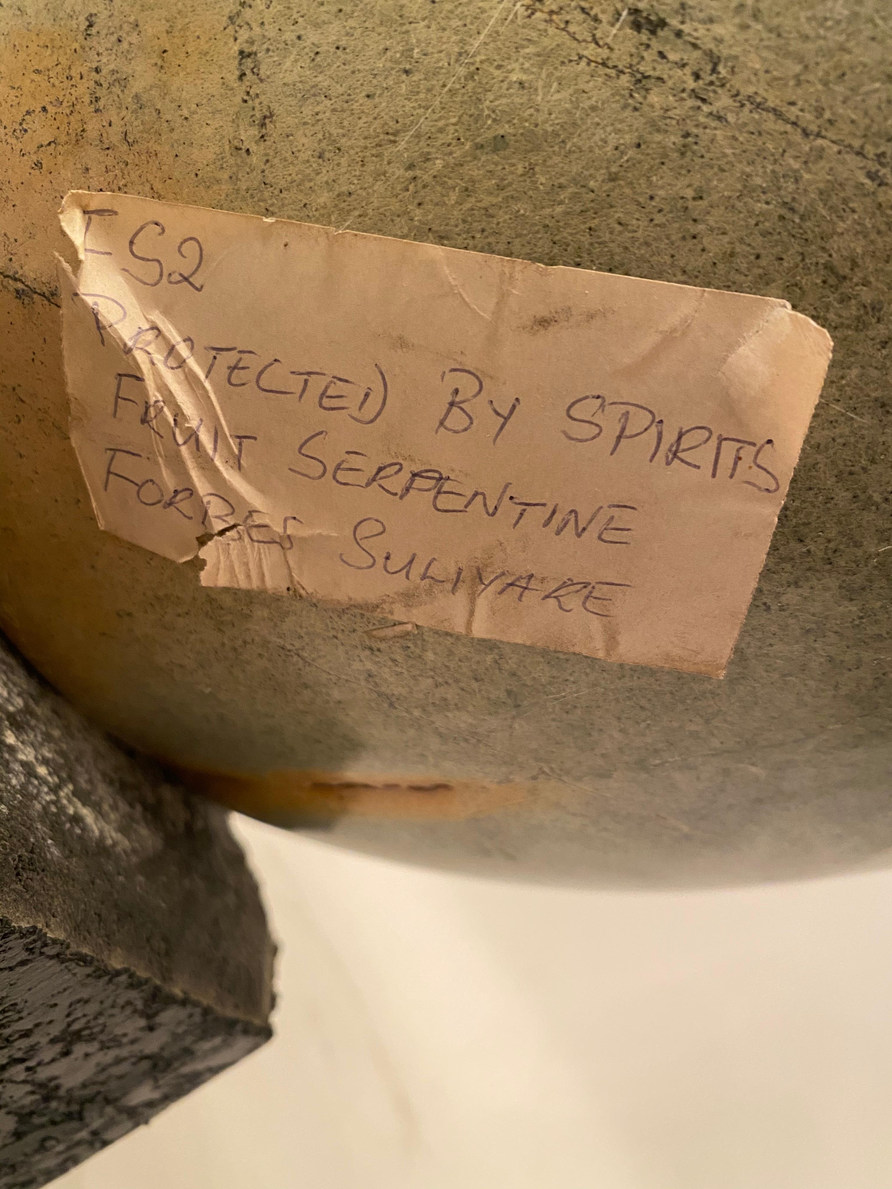 Sculpté Grand Sullyare Forbes Protected by Spirits Fruit Serpentine (Protégé par des spiritueux) en vente