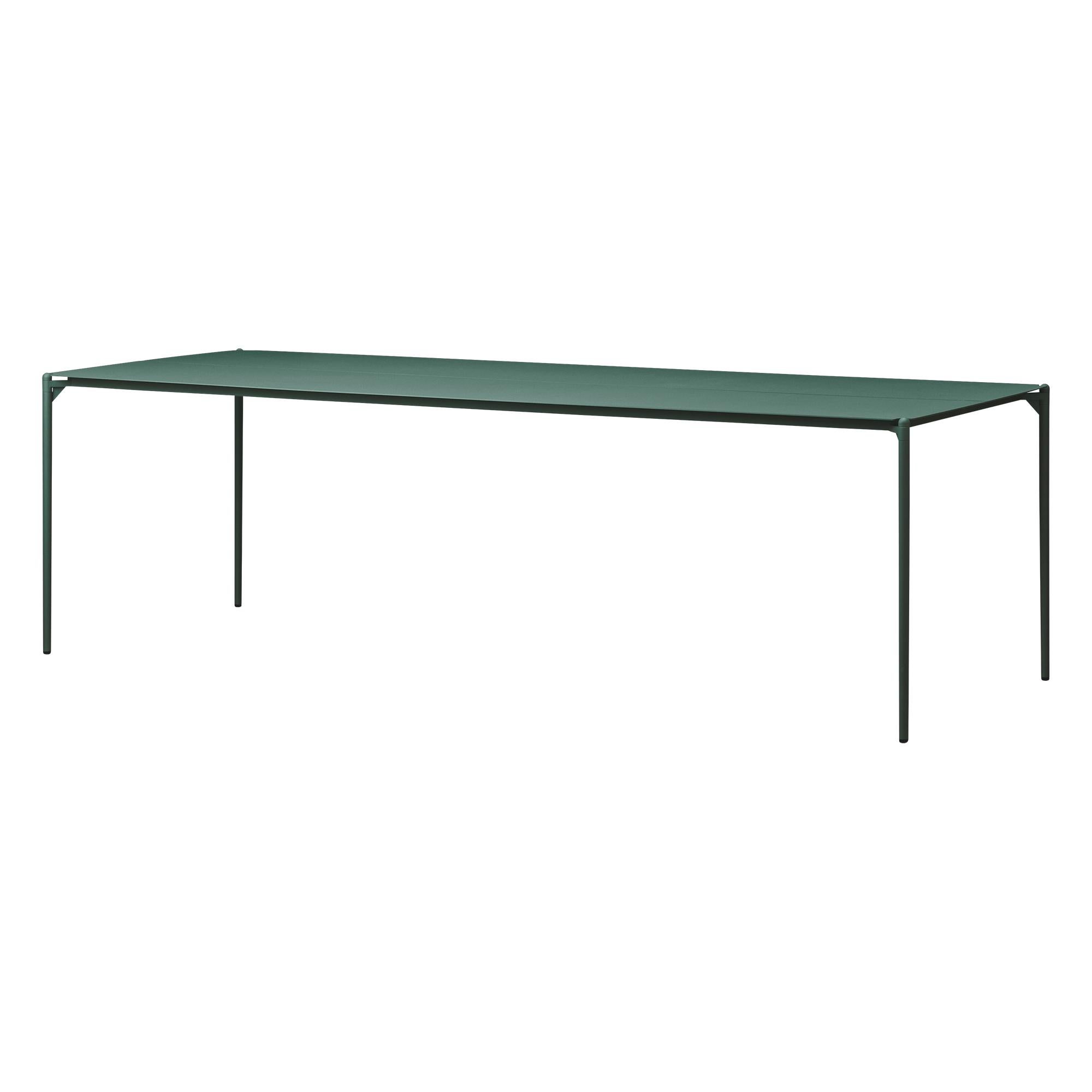 Grande table forestière minimaliste
Dimensions : D 240 x L 90 x H 72 cm 
MATERIAL : Acier w. Revêtement en poudre mat et aluminium w. Revêtement en poudre mat.
Disponible en couleurs : Taupe, Bordeaux, Forest, Ginger Bread, Black et, Black and