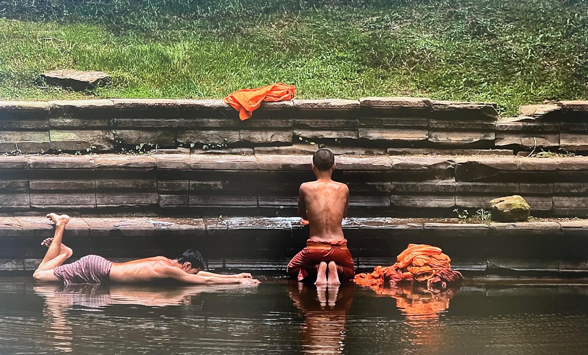 Photographie grand format de Barry Brukoff  de moines au Palais Royal, Angkor Wat en 2011

Photo : 31.25 x 44 
