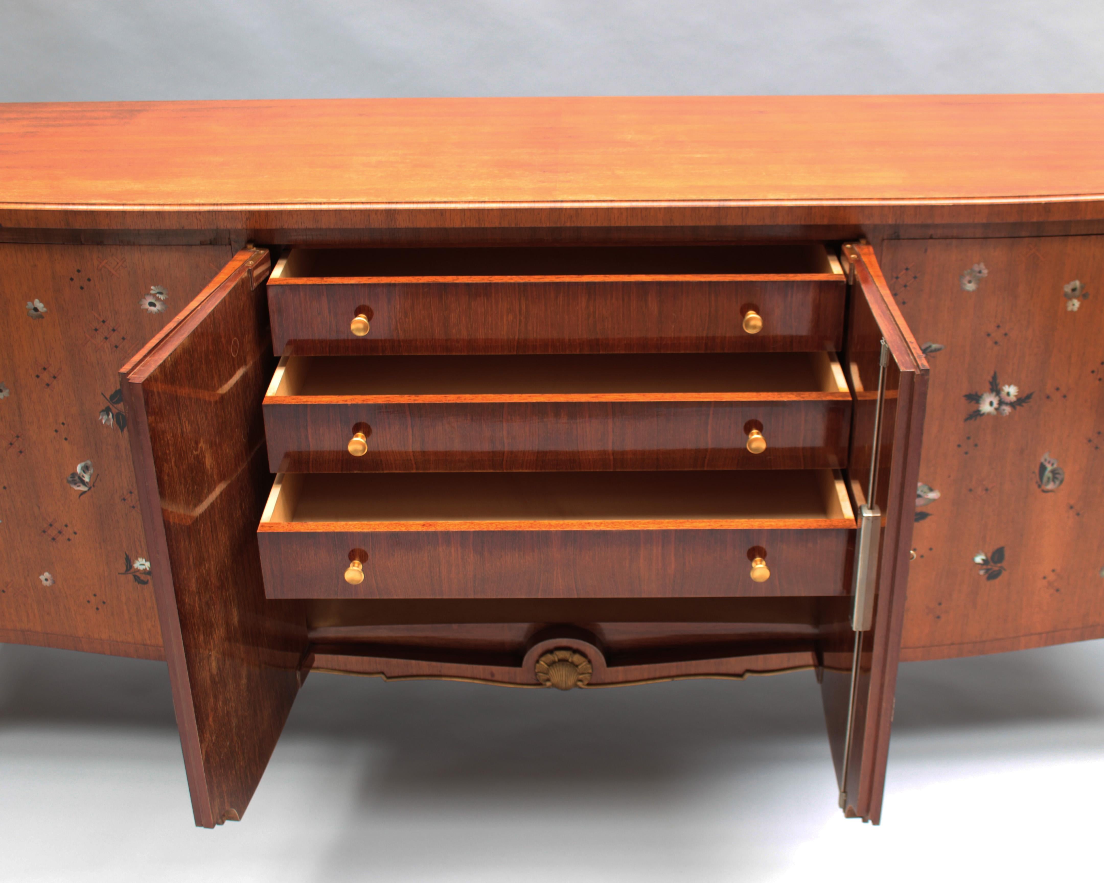 Gran cómoda de cuatro puertas de Jules Leleu, marquetería de Messager, hacia 1948 en venta 2