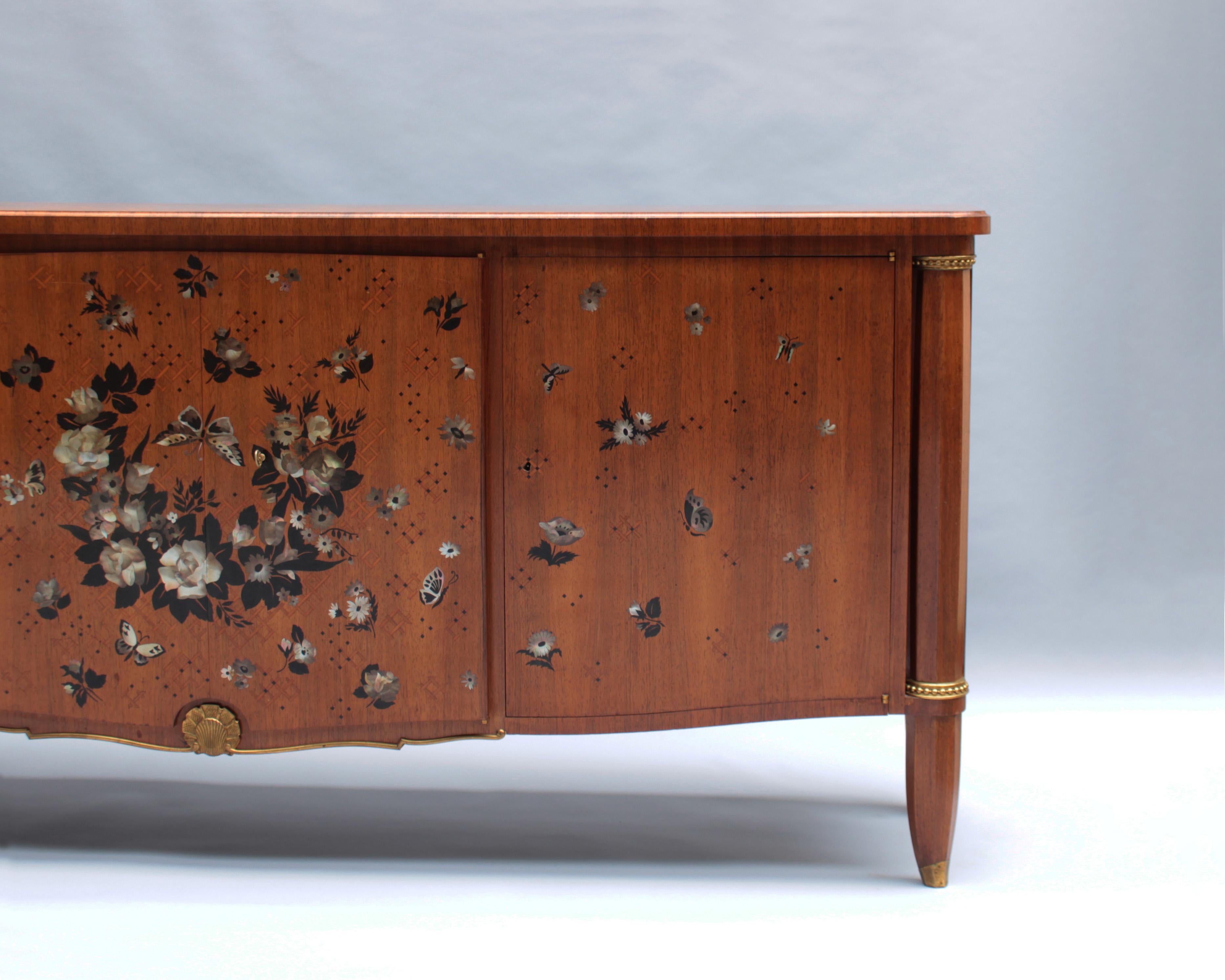 Gran cómoda de cuatro puertas de Jules Leleu, marquetería de Messager, hacia 1948 Art Decó en venta
