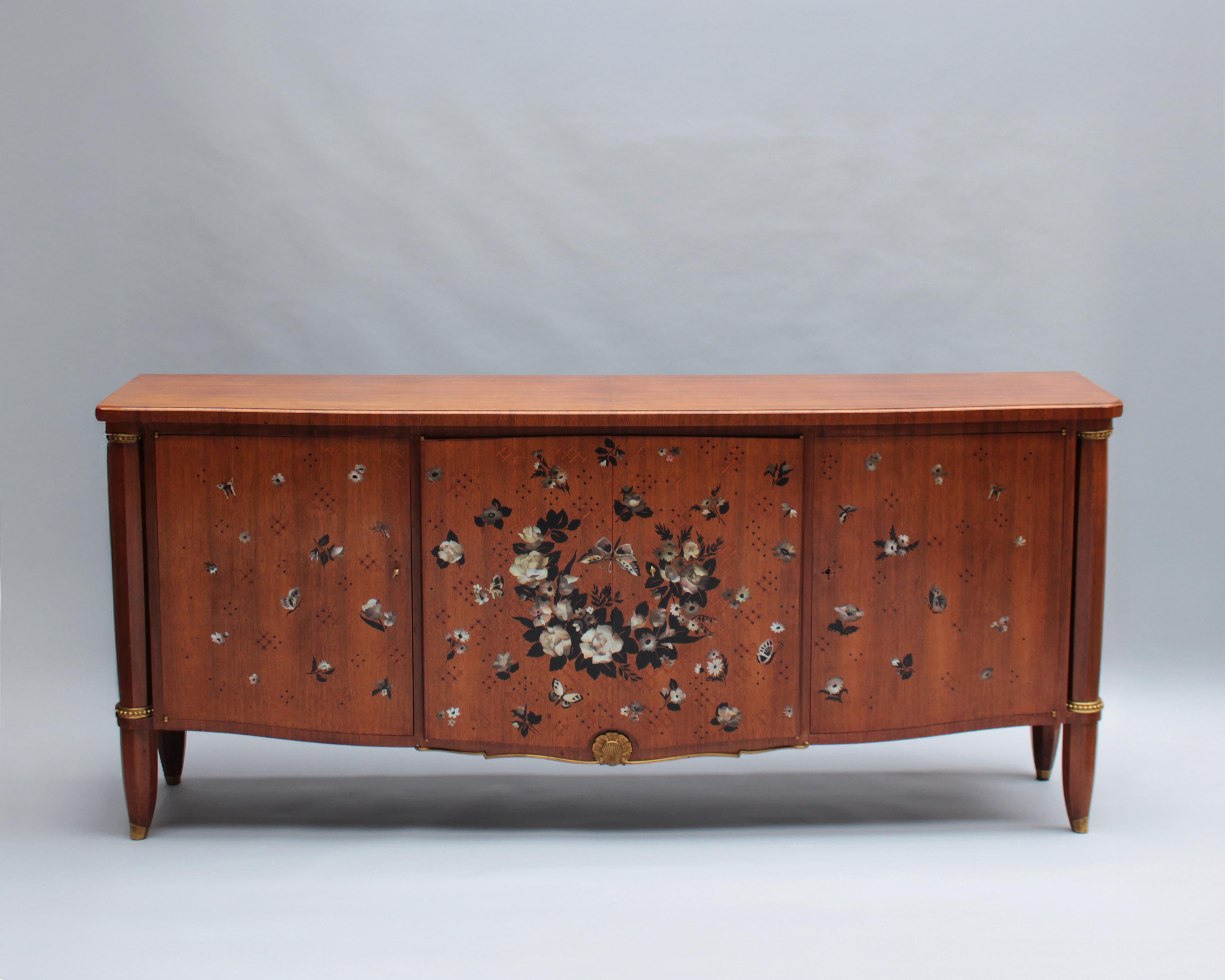 Gran cómoda de cuatro puertas de Jules Leleu, marquetería de Messager, hacia 1948 Francés en venta