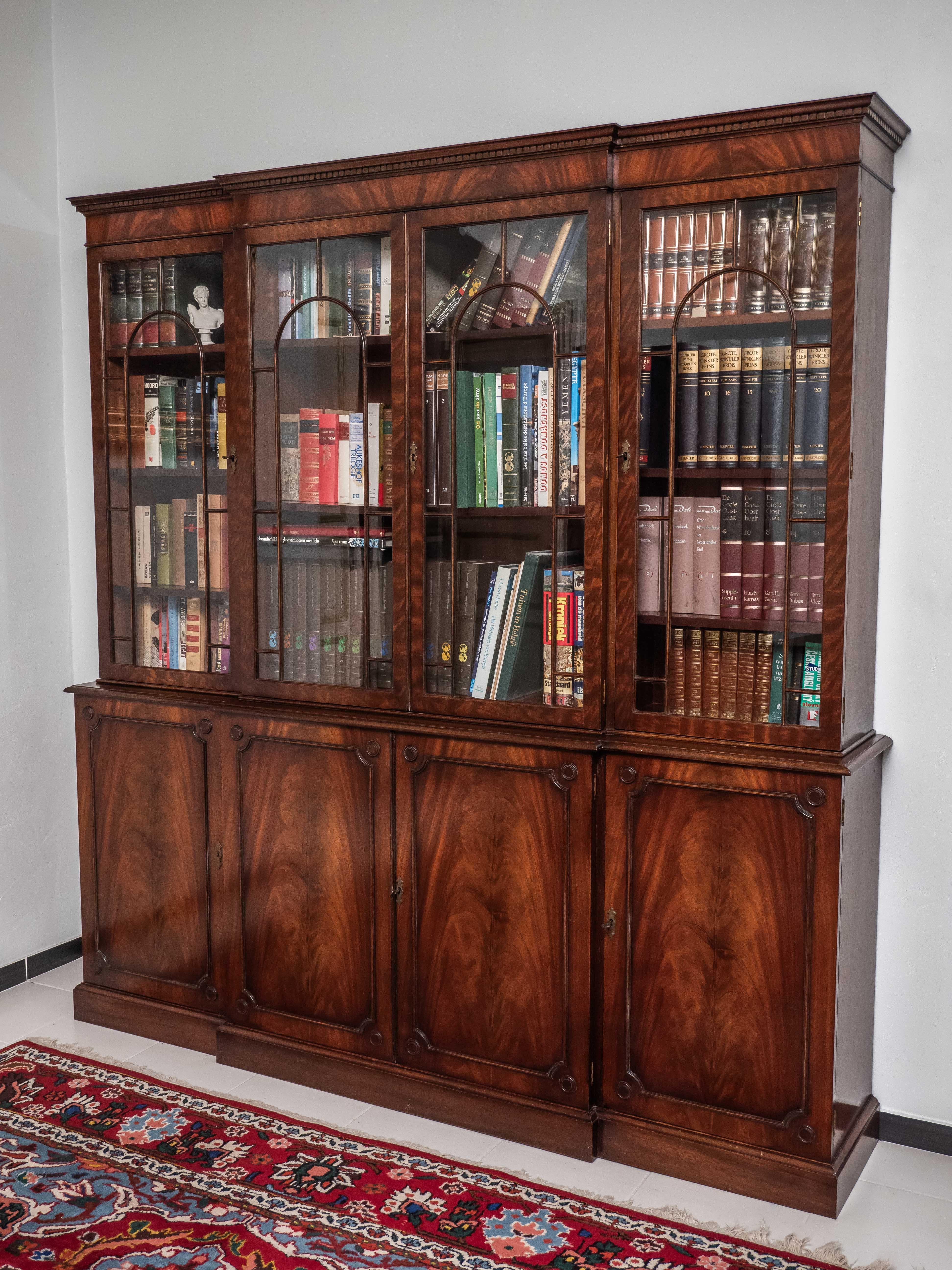 Large four-door library. England

A luxury bookcase in classic English style from leading British manufacturer Bevan Funell. Traditional craftsmanship and careful selection of wood guarantees a long life. The upper four-door glass section has