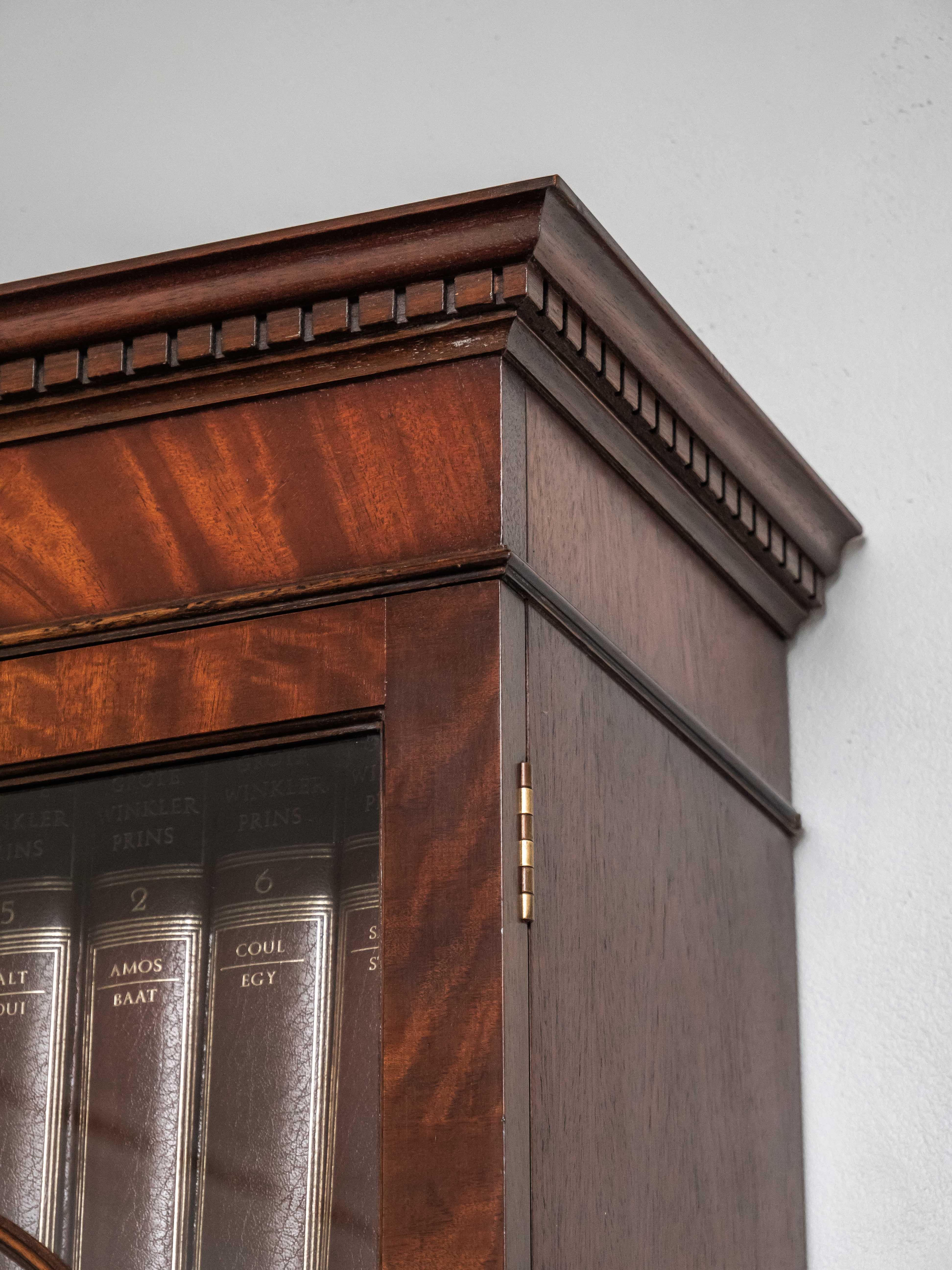 Large four-door library. England In Good Condition For Sale In STRAČOV, CZ