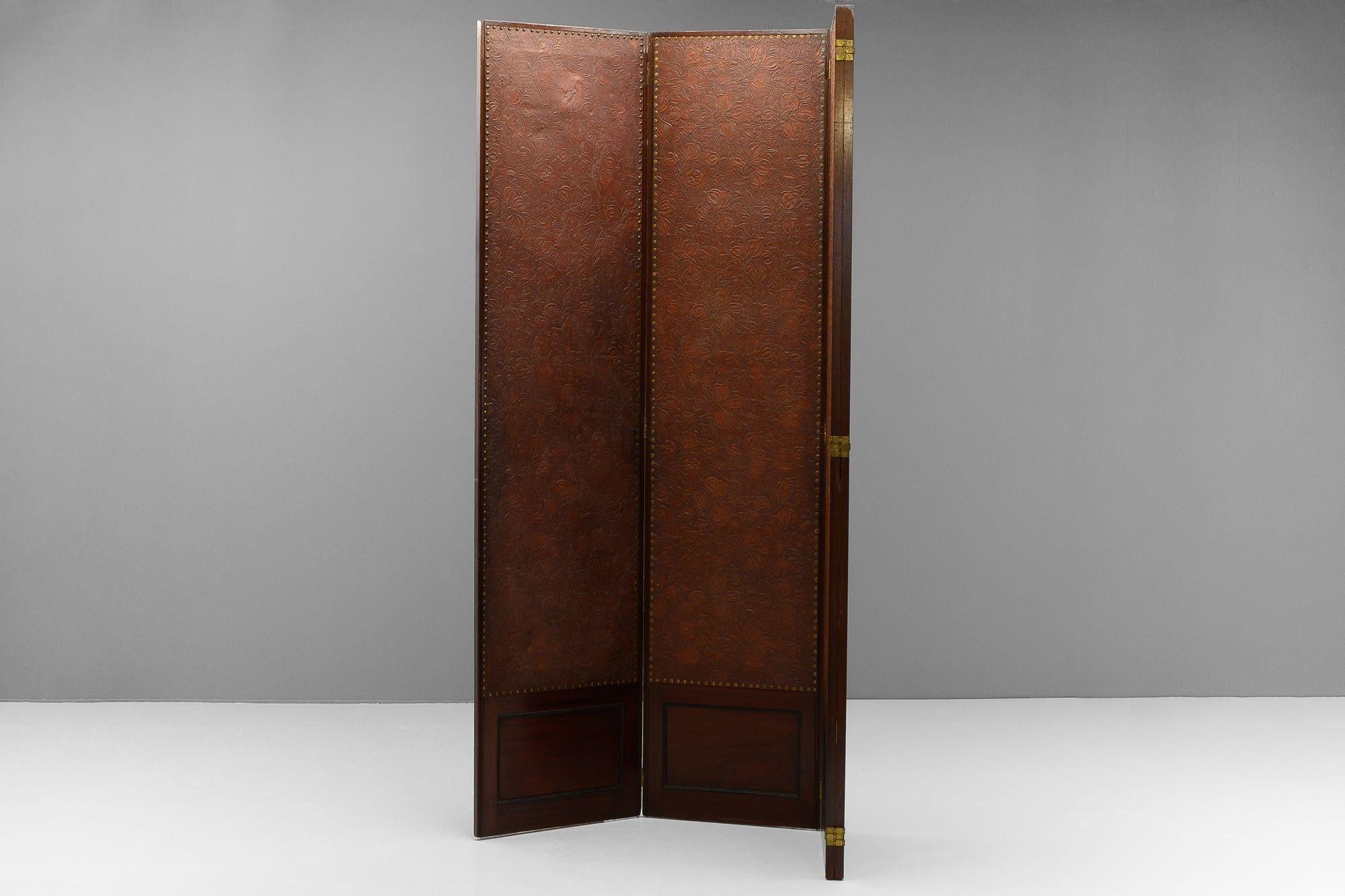 Grande divisorio in mogano con cornice a quattro pieghe reversibile in oro su un lato e bordeaux sul retro.
Inghilterra, circa 1890.
H. 243 cm x L. 228 cm x P. 3 cm.