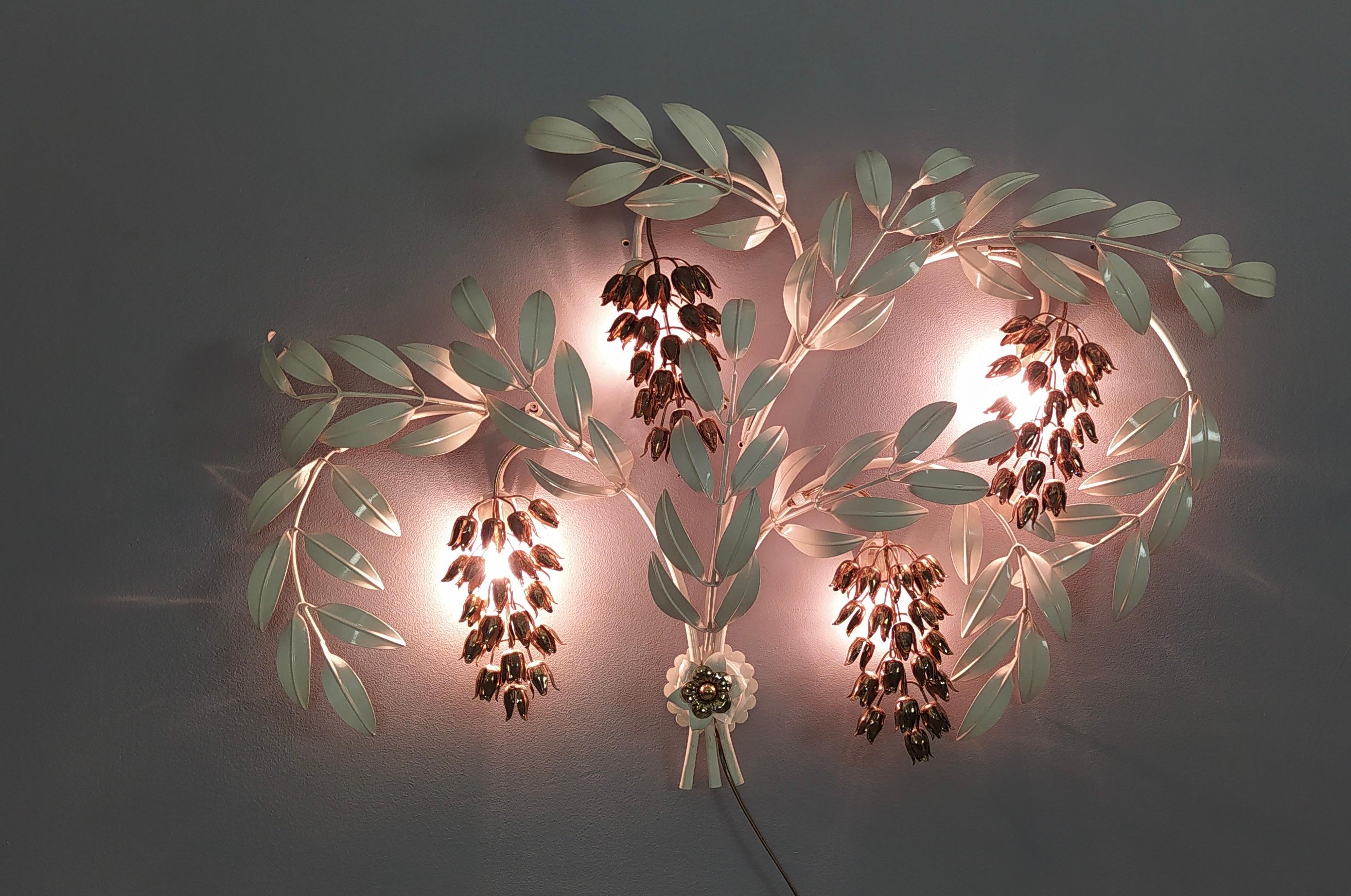 This is a very large sconce in leaf and flower form that is made in lacquered metal and brass.
This decorative sconce makes an ideal feature piece for a traditional or contemporary interior, perhaps over a sofa, fireplace, bed or any wall.
The
