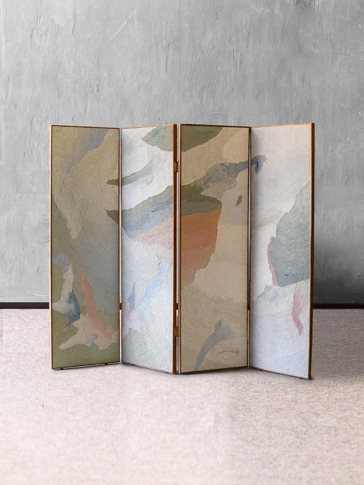 Grande schermo a quattro pannelli di Marco Emmanuele - edizione 1/3.
Dettagli del prodotto
La produzione più recente dell'artista Marco Emmanuele consiste in una serie di tele e forme di legno in cui prendono vita 