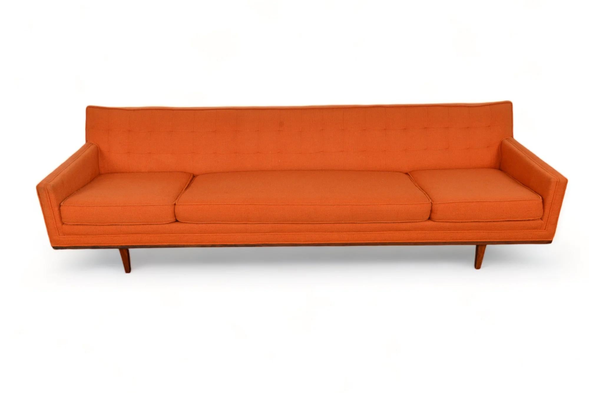 Origine : USA
Designer : Inconnu
Fabricant : Metropolitan Furniture Company
Époque : années 1960
MATERIAL : Noyer, laine
Dimensions : 97″ de largeur x 32″ de profondeur x 28″ de hauteur, assise : 15.5