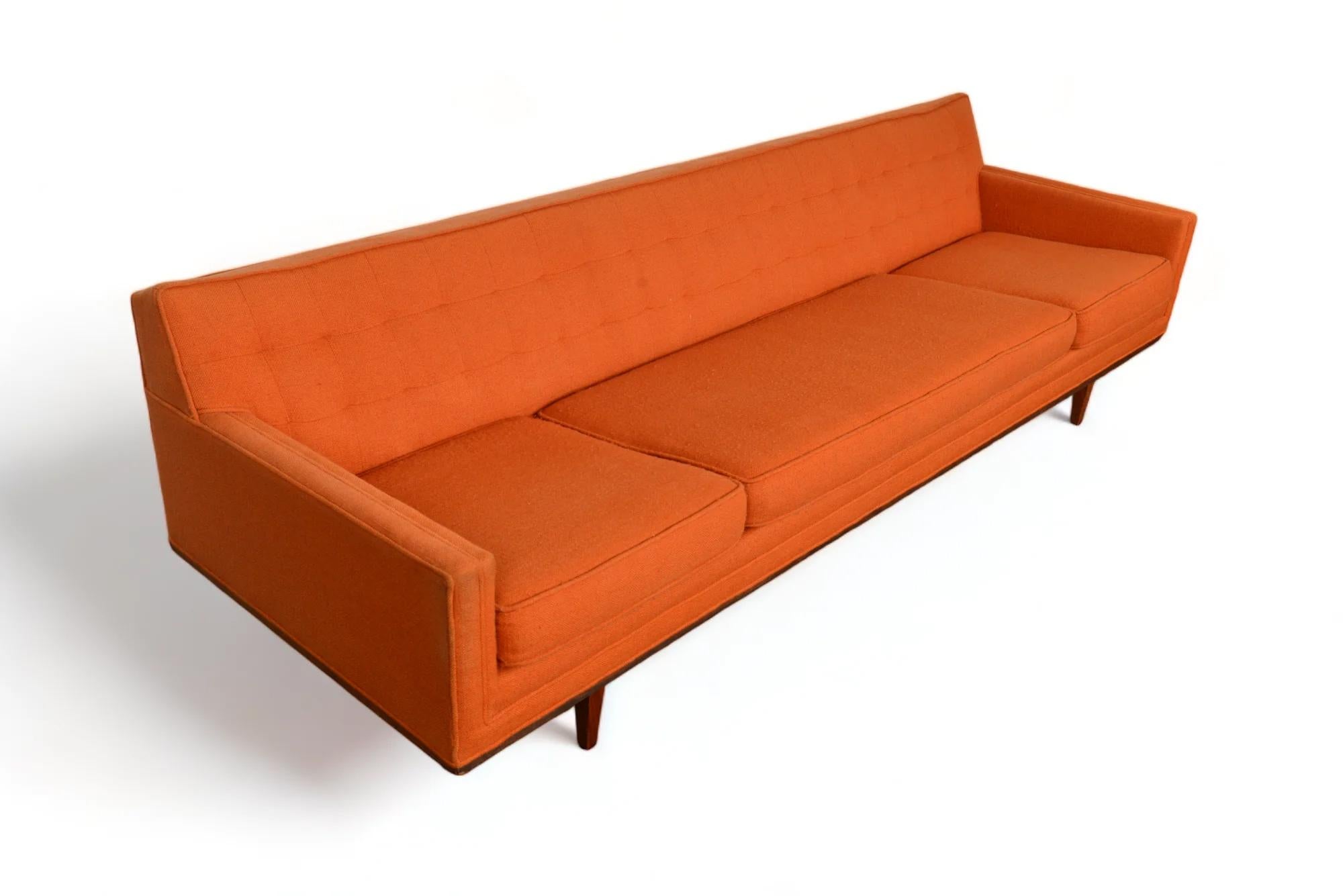 Großes Sofa mit vier Sitzen aus Nussbaumholz von Metropolitan im Zustand „Gut“ im Angebot in Berkeley, CA