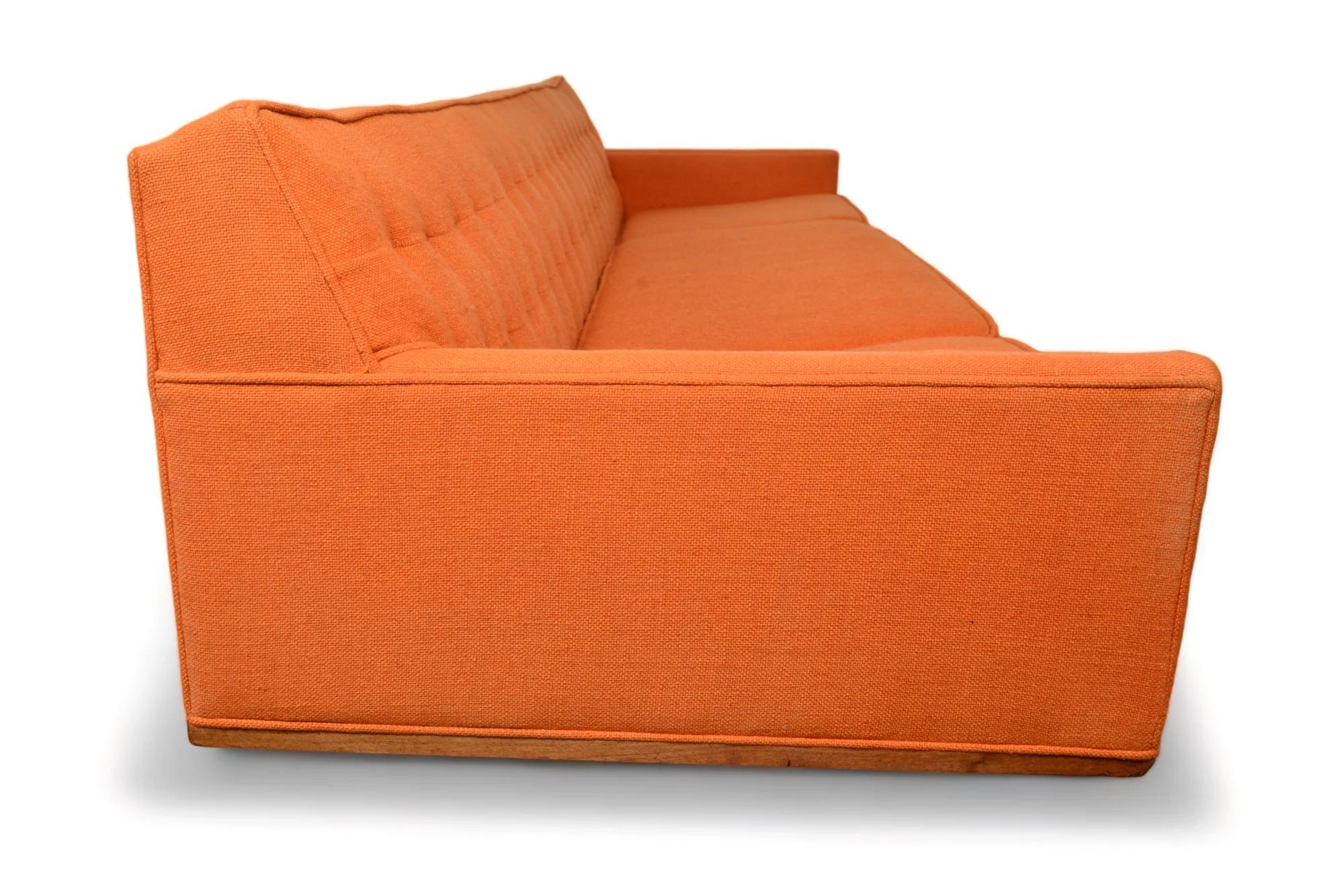 Großes Sofa mit vier Sitzen aus Nussbaumholz von Metropolitan (Wolle) im Angebot