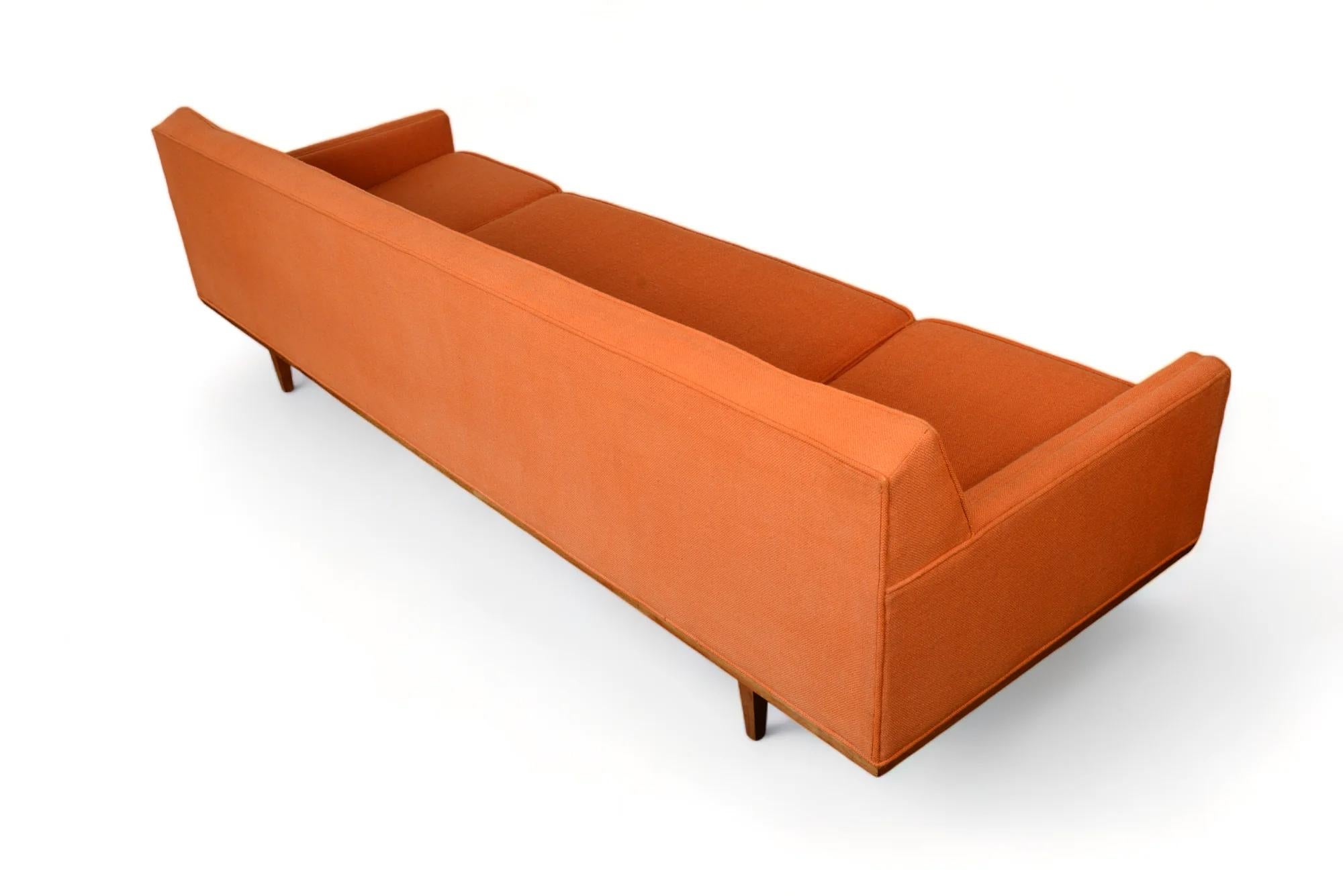 Großes Sofa mit vier Sitzen aus Nussbaumholz von Metropolitan im Angebot 1