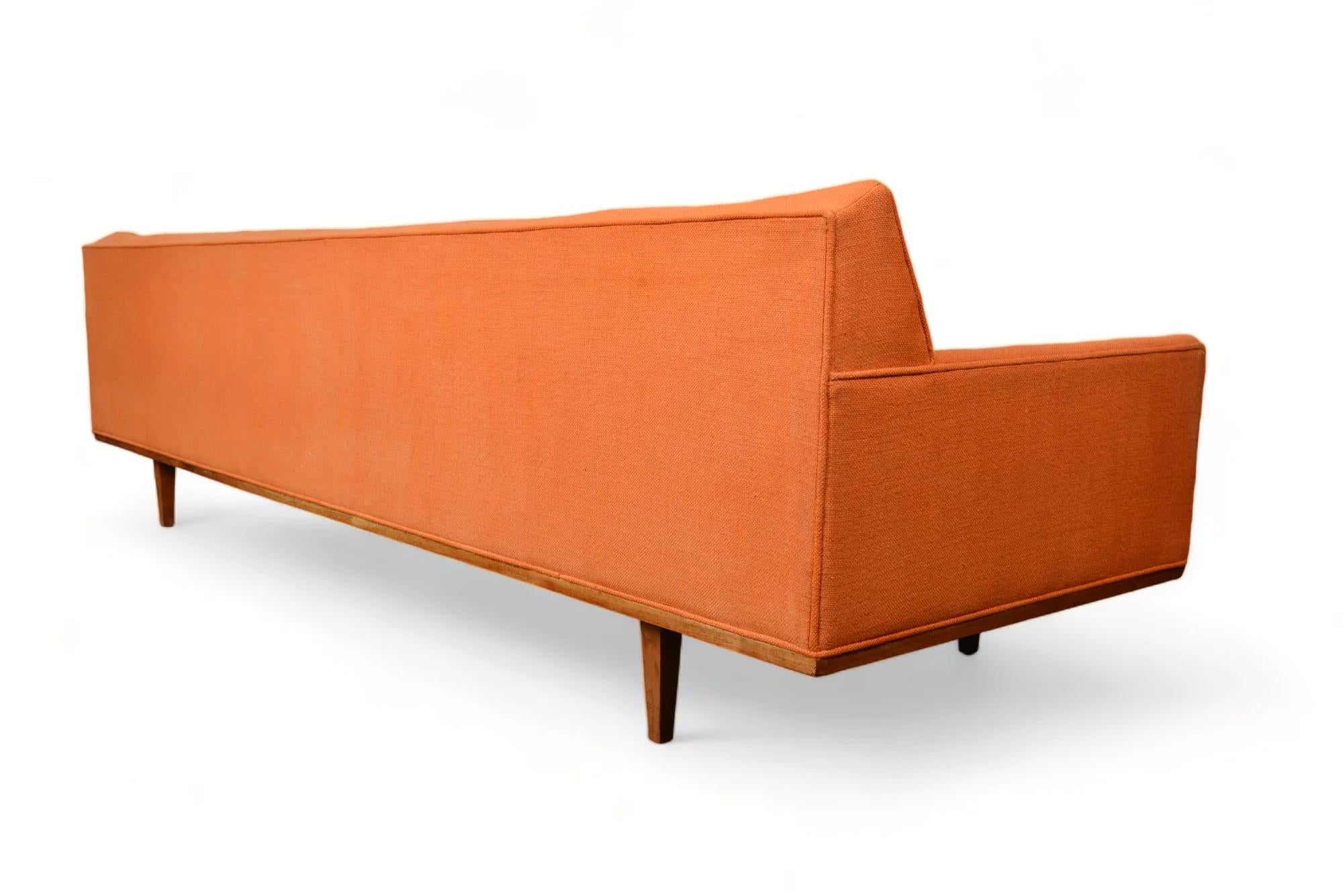 Großes Sofa mit vier Sitzen aus Nussbaumholz von Metropolitan im Angebot 2