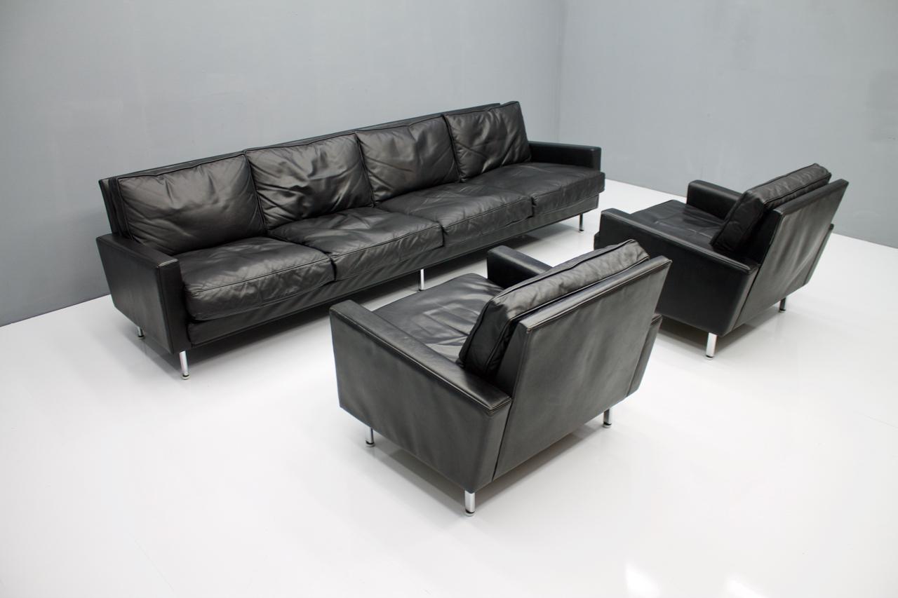 Large George Nelson 'Loose Cushion' Four-Seat Sofa in Black Leather in very high quality.
Black leather, chrome feet which can be adjusted individually in height to compensate for unevenness in the floor. The pillows are filled with down. The set