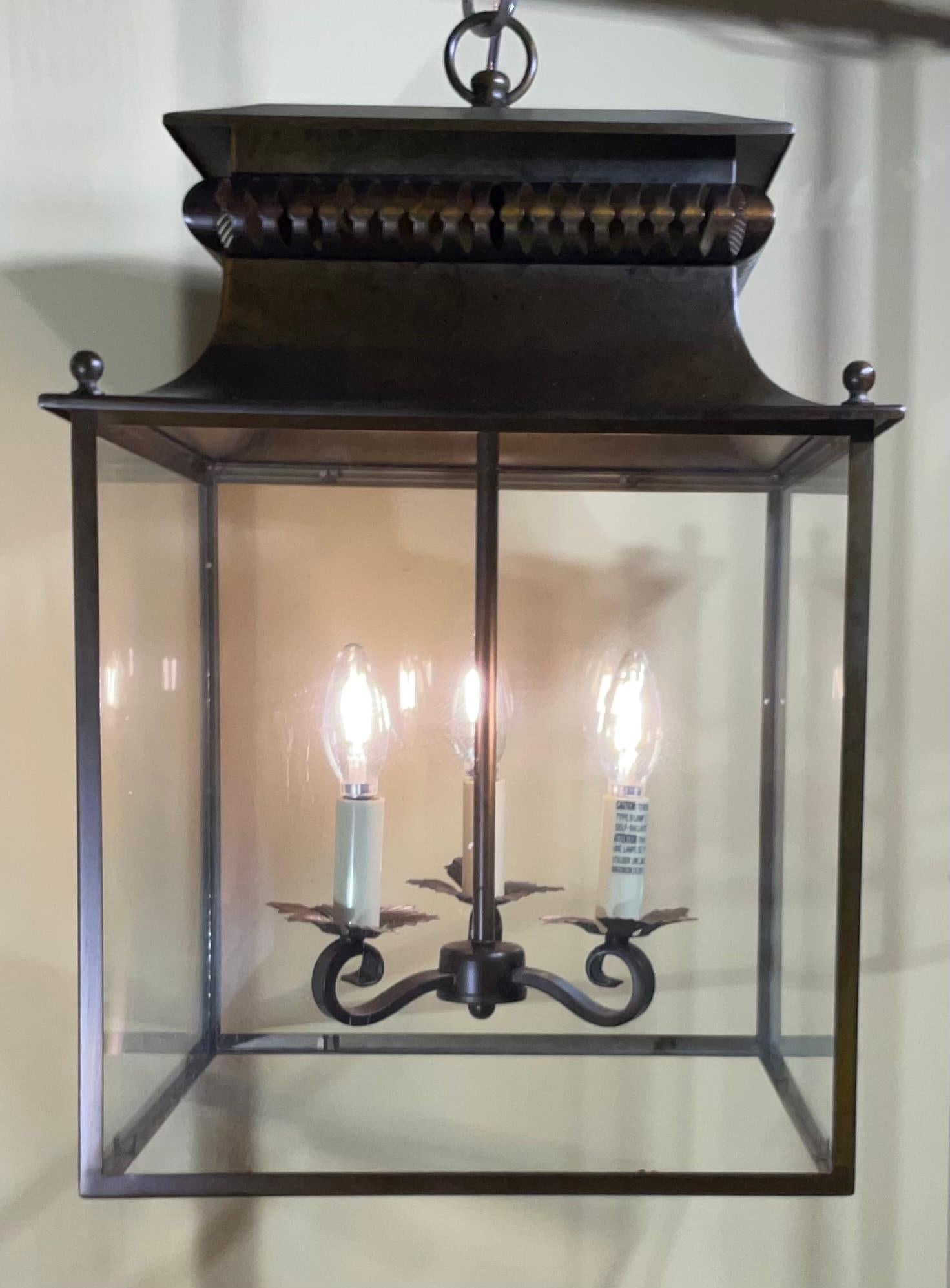 


Cette élégante lanterne suspendue en zinc constitue un ajout superbe à n'importe quelle pièce de la maison. Son design complexe comprend un cadre carré avec un sommet décoratif et trois lumières, chacune pouvant contenir une ampoule de 60W. La