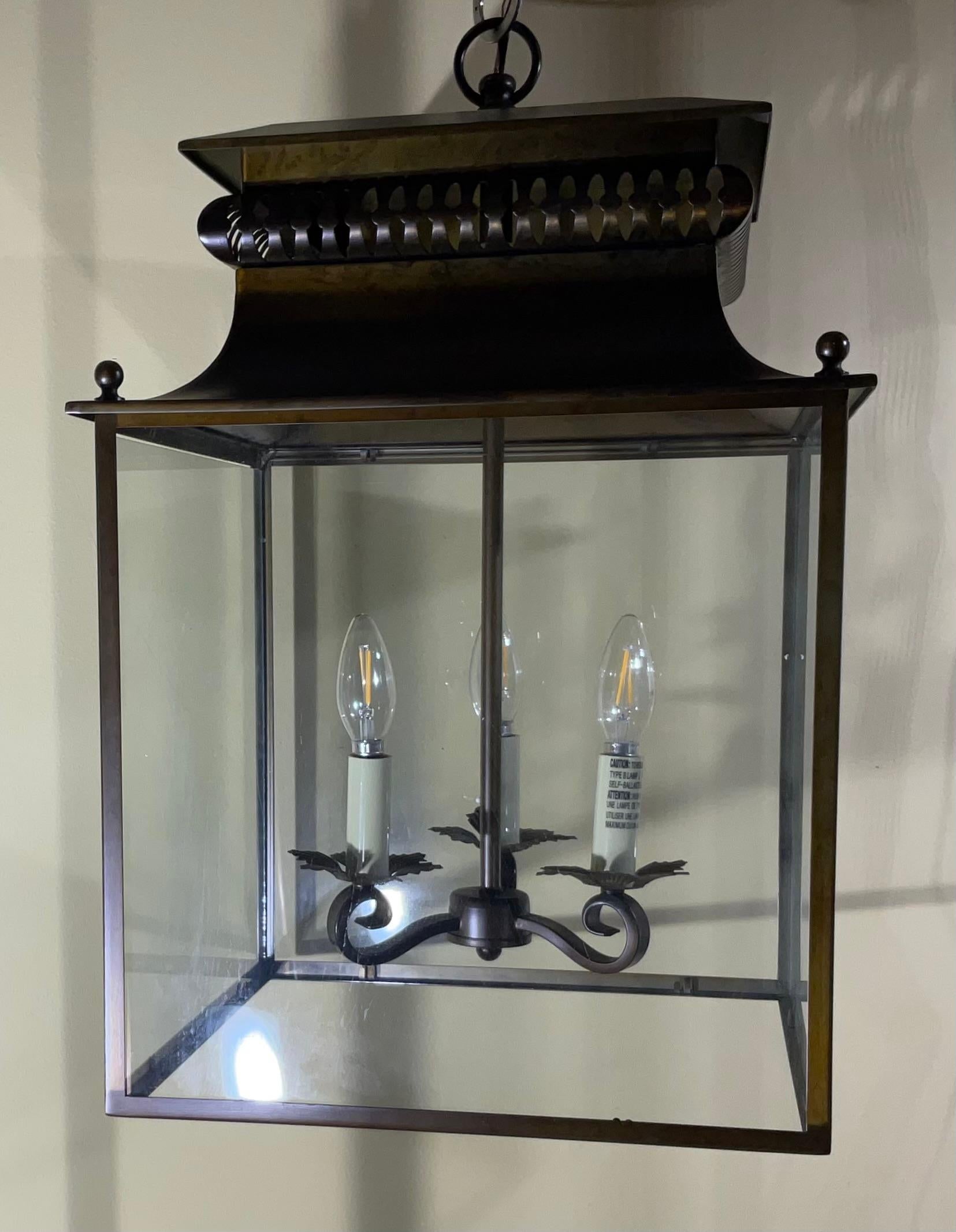 Grande table à quatre côtés de style pagode  Acier galvanisé suspendu  Lanterne/chandelier en vente 1