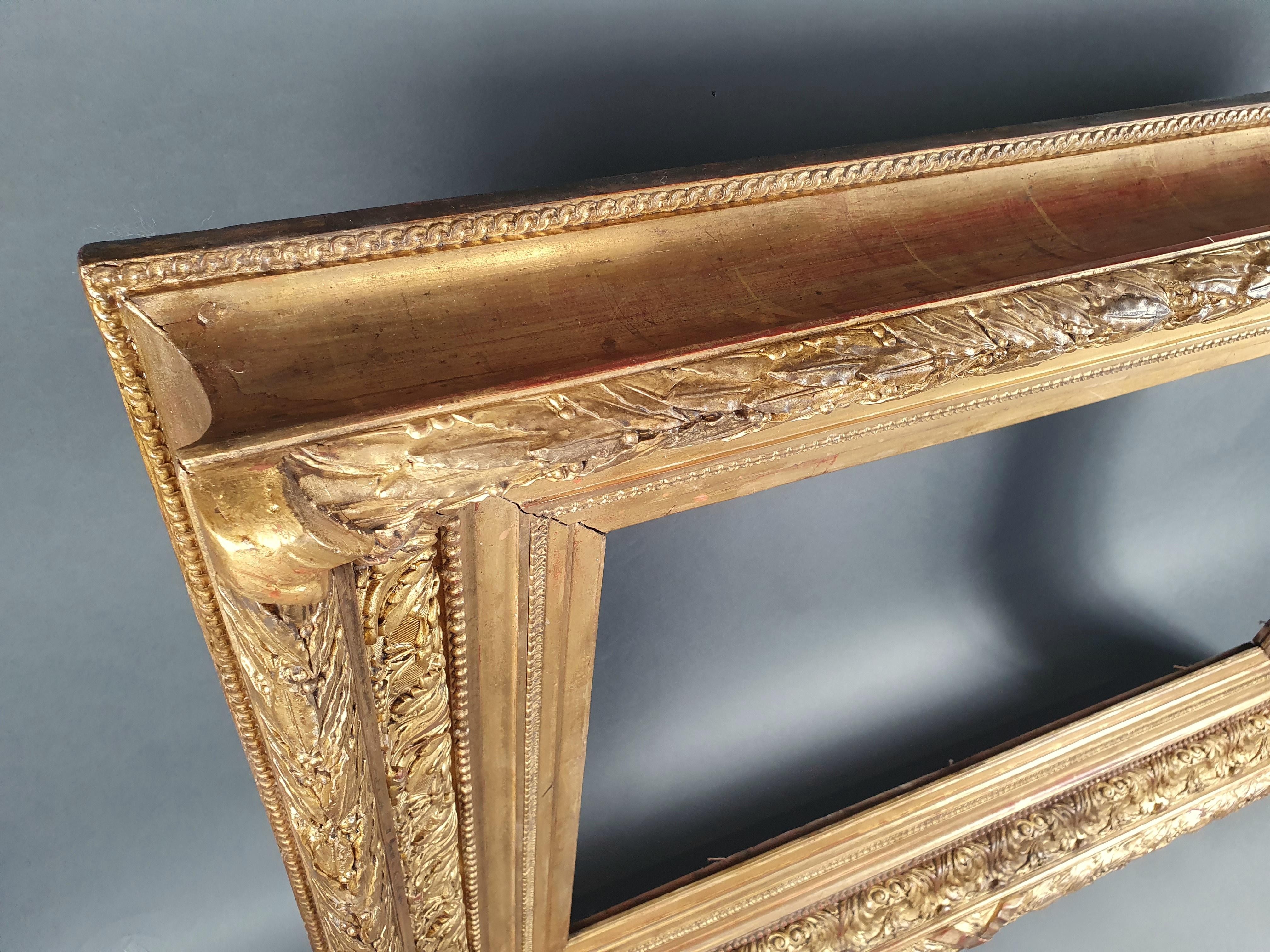 Feuille d'or Grand cadre en bois et stuc doré d'époque Napoléon III  en vente