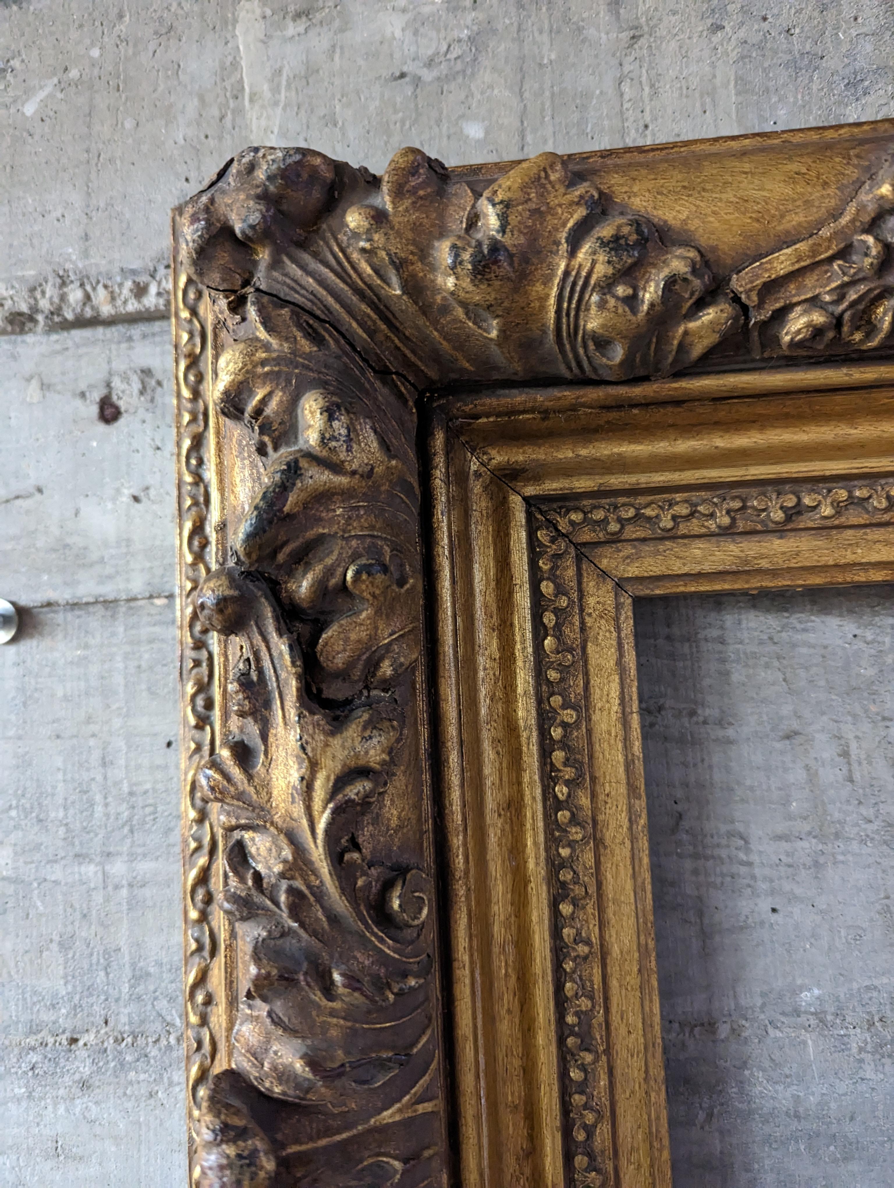 20th Century Large Frame with Floral Motifs and Acanthus For Sale