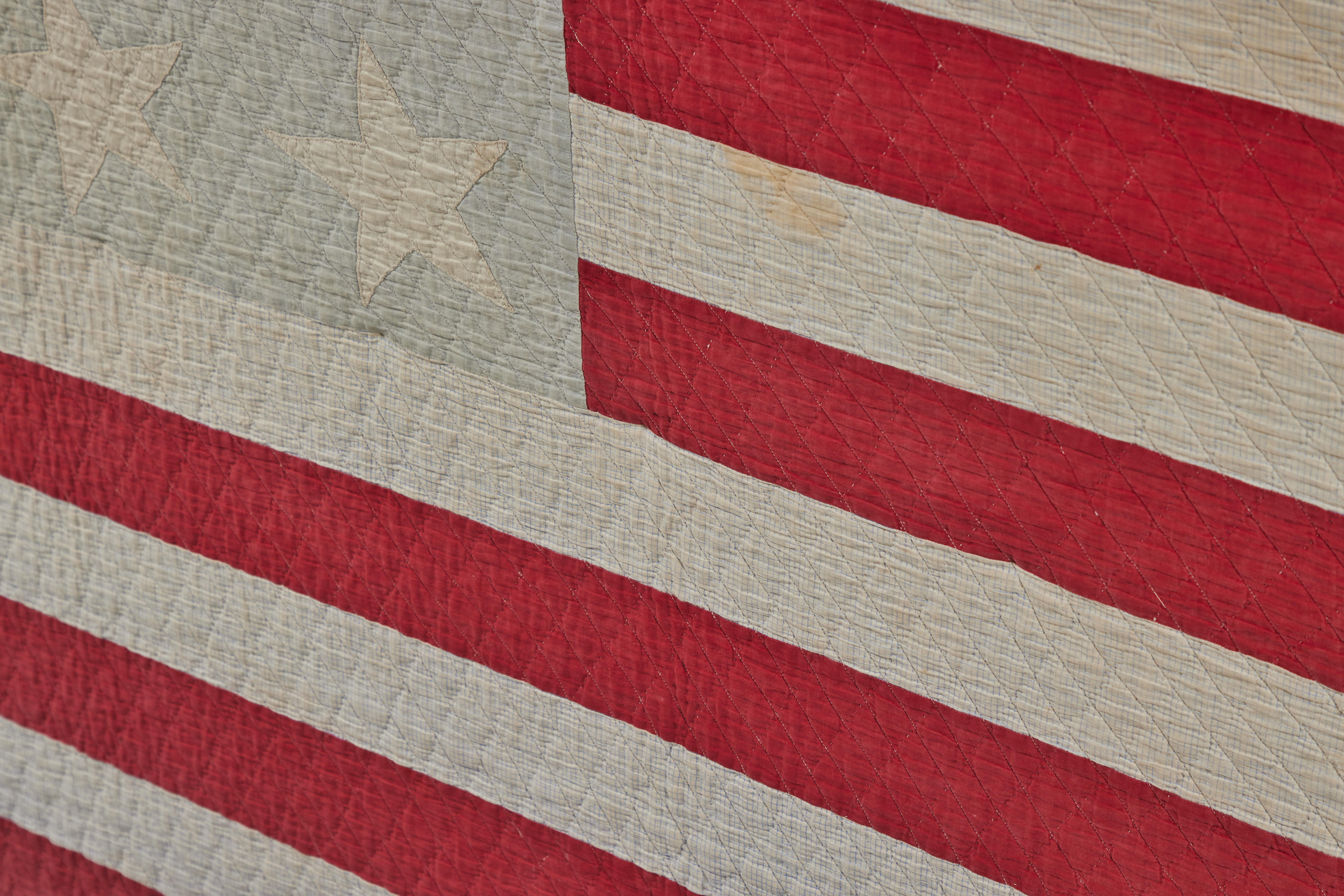 Grande courtepointe d'art populaire encadrée du drapeau américain en vente 2